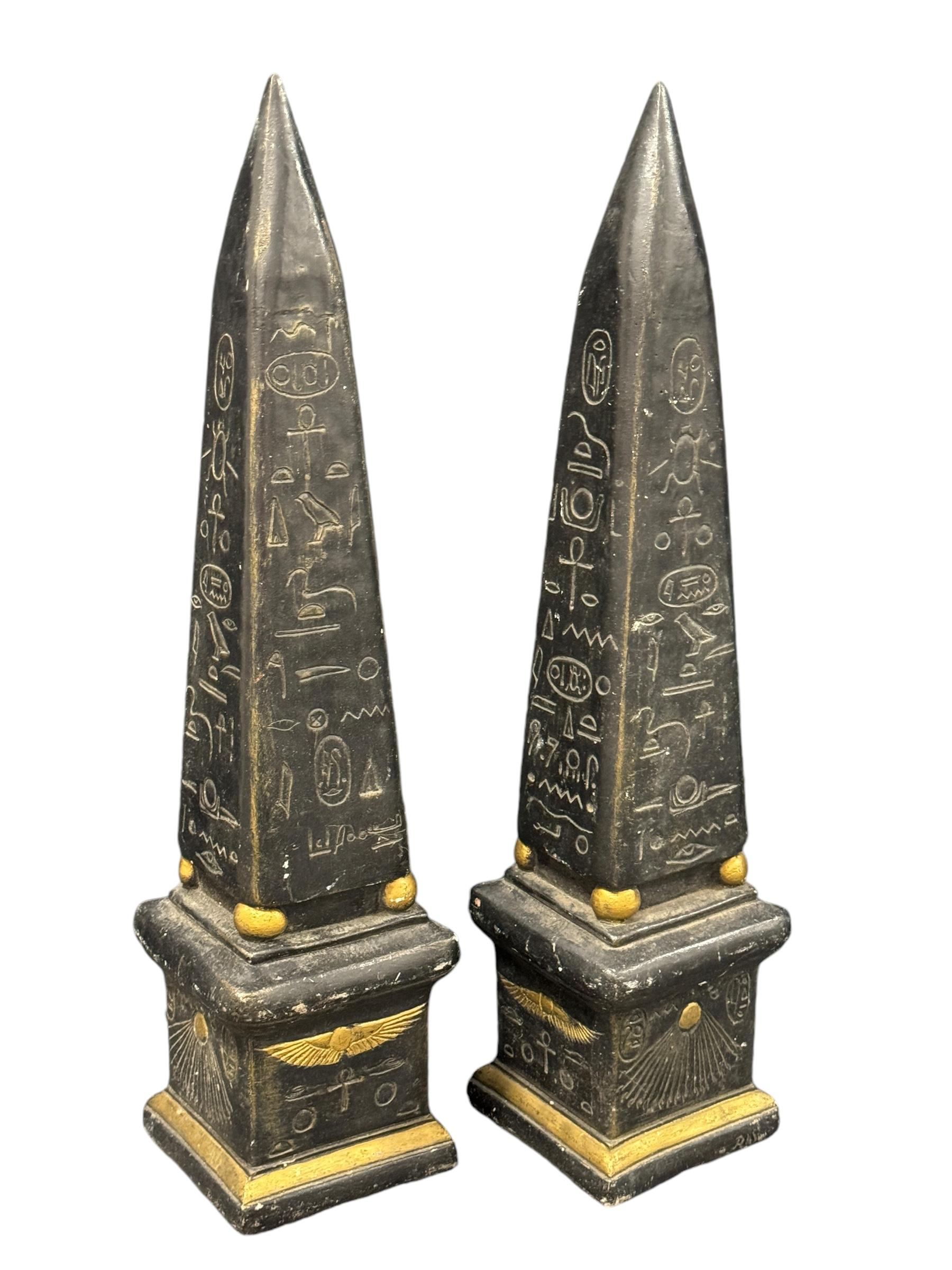 Austriaco Grandi obelischi con pittogrammi egiziani dorati - Set di due sculture, Vintage in vendita