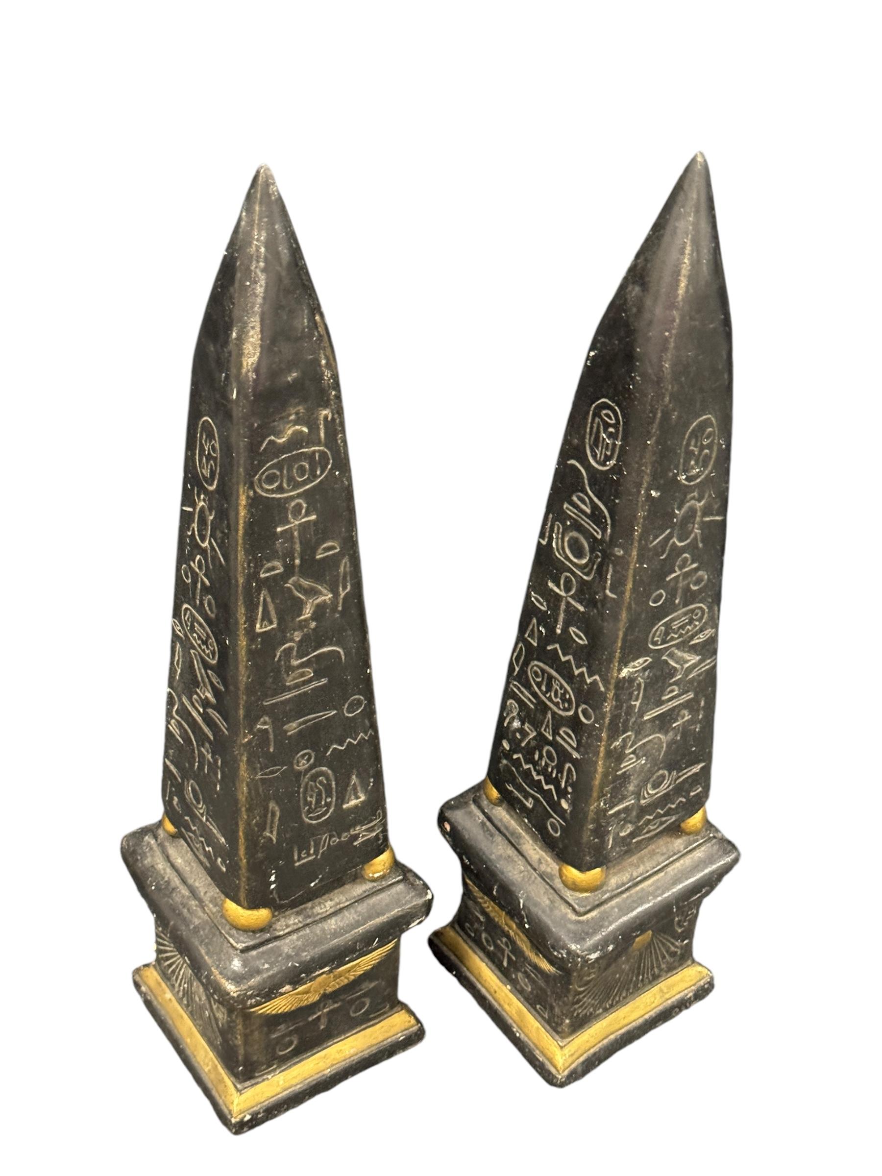 Fatto a mano Grandi obelischi con pittogrammi egiziani dorati - Set di due sculture, Vintage in vendita