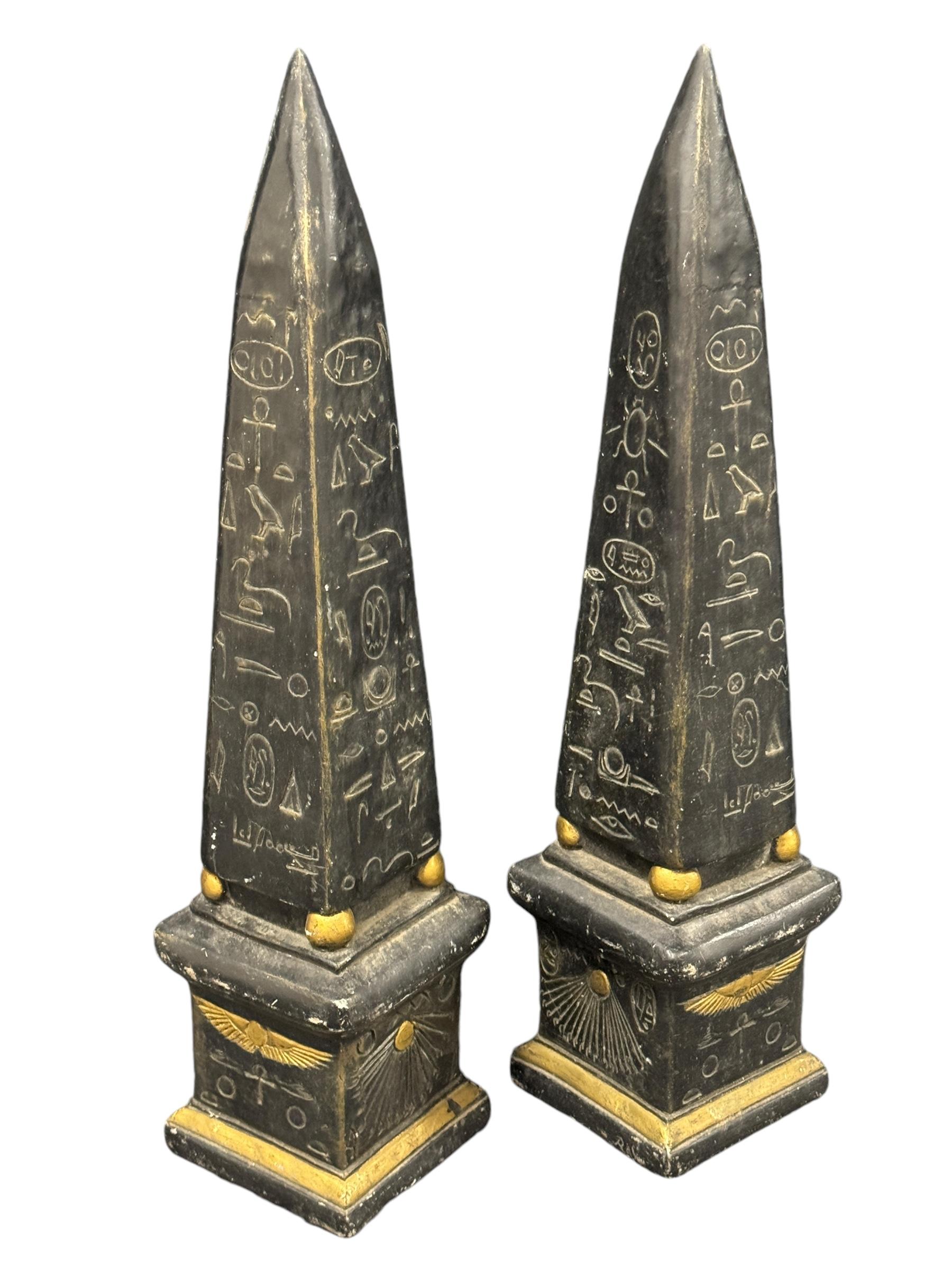 Grandi obelischi con pittogrammi egiziani dorati - Set di due sculture, Vintage In condizioni buone in vendita a Nuernberg, DE