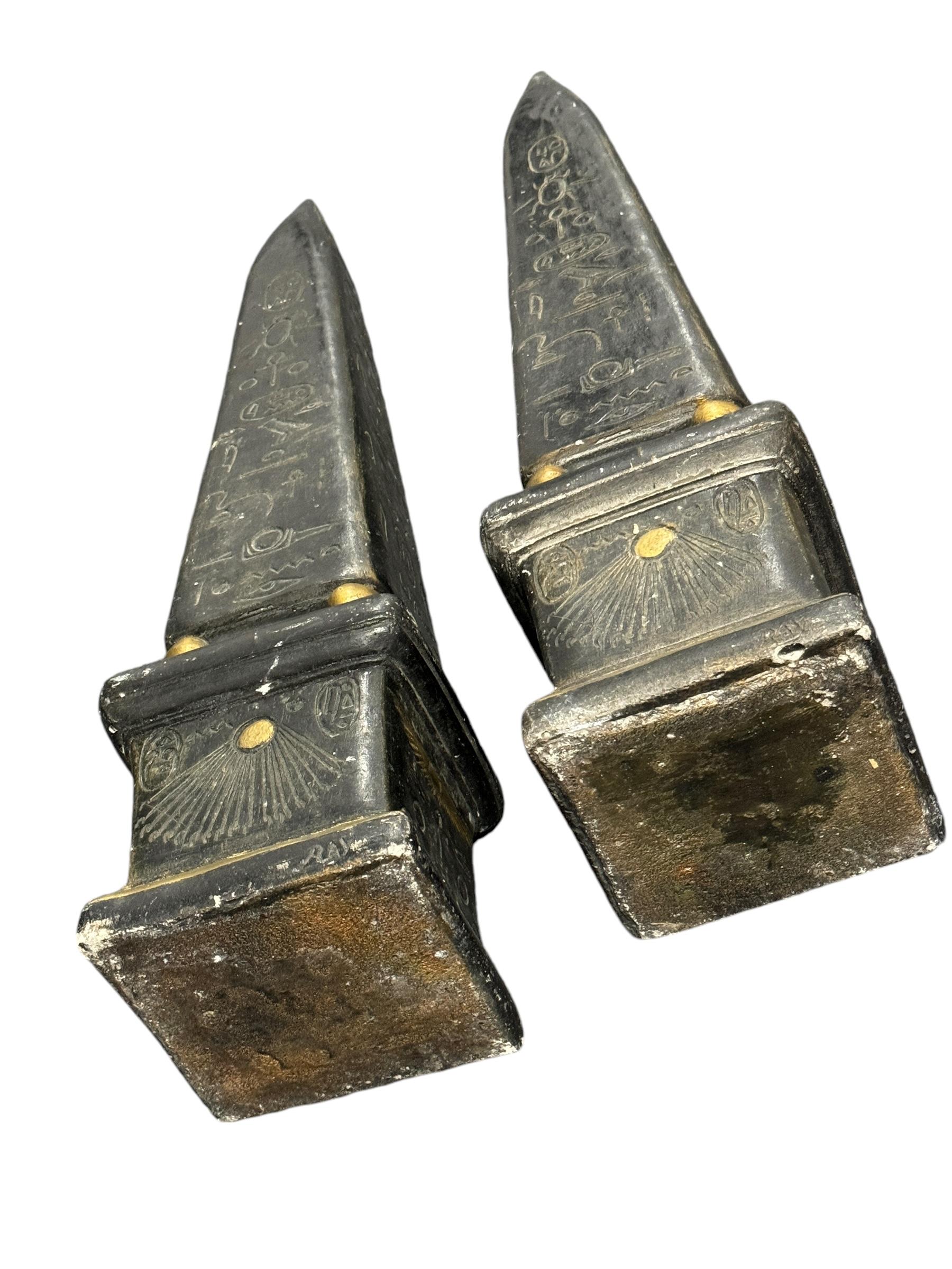 XX secolo Grandi obelischi con pittogrammi egiziani dorati - Set di due sculture, Vintage in vendita