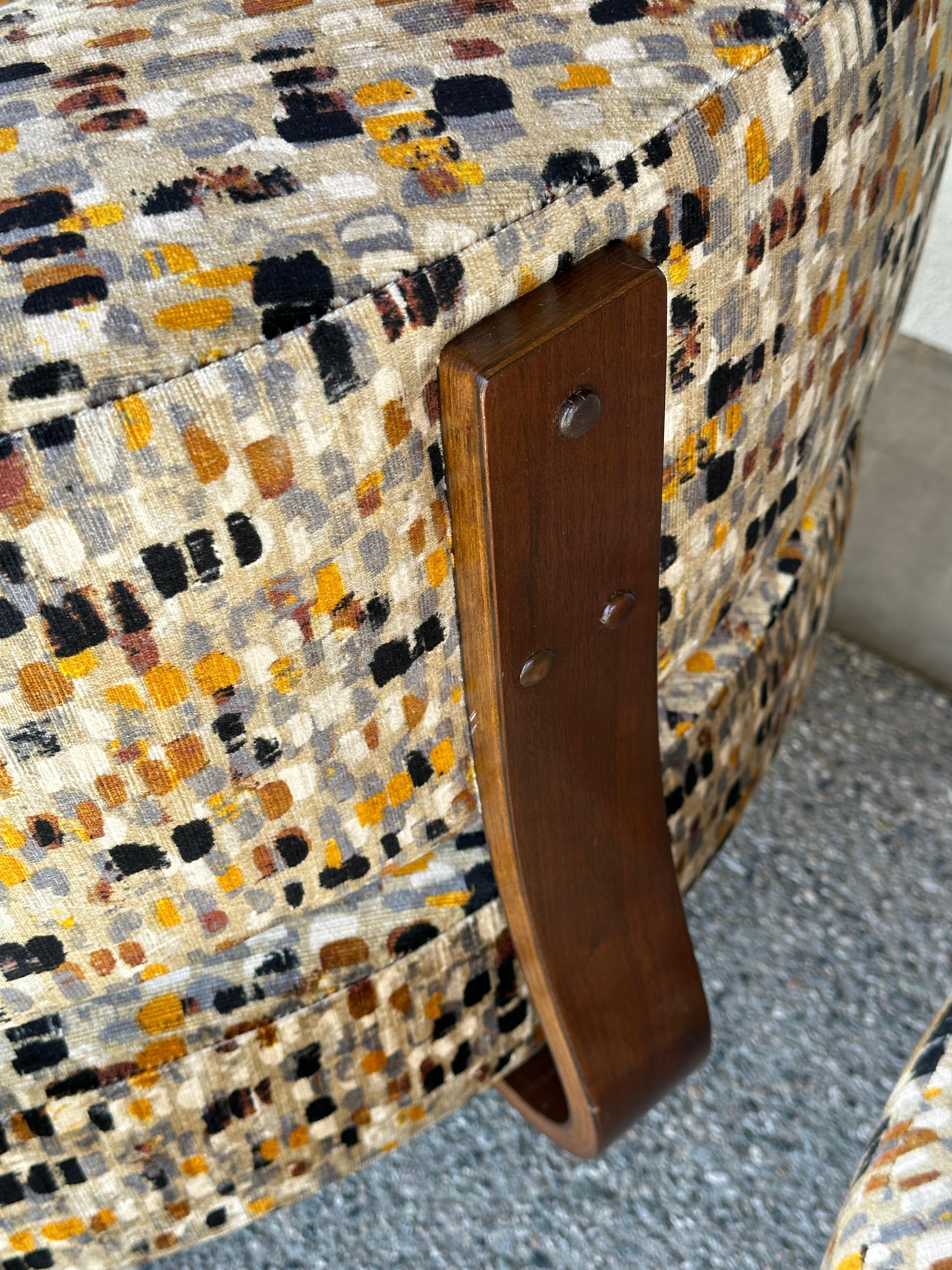 Fait main Grandes chaises pivotantes rondes Adrian Pearsall sont tapissées de velours peint  en vente