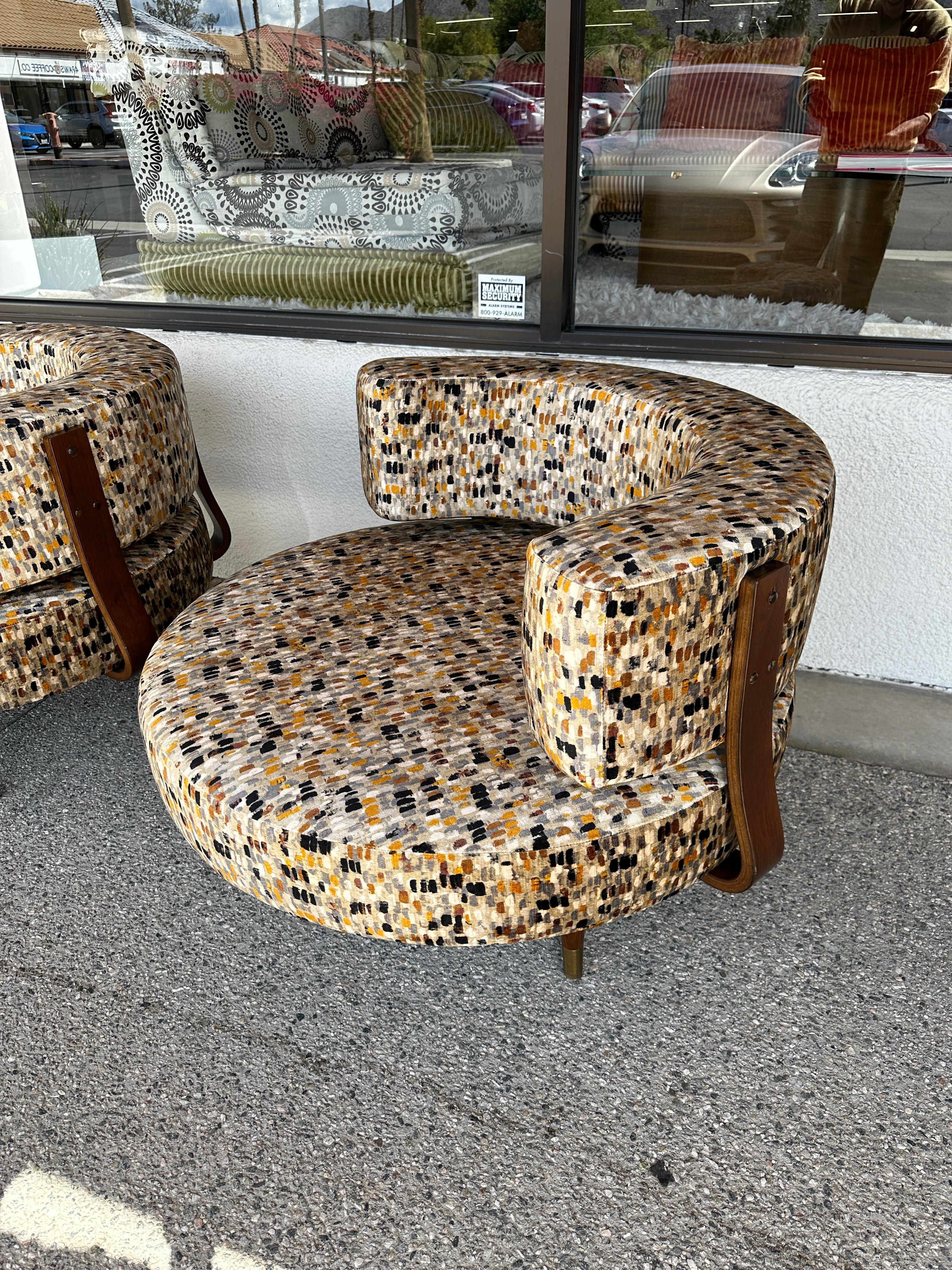 Milieu du XXe siècle Grandes chaises pivotantes rondes Adrian Pearsall sont tapissées de velours peint  en vente