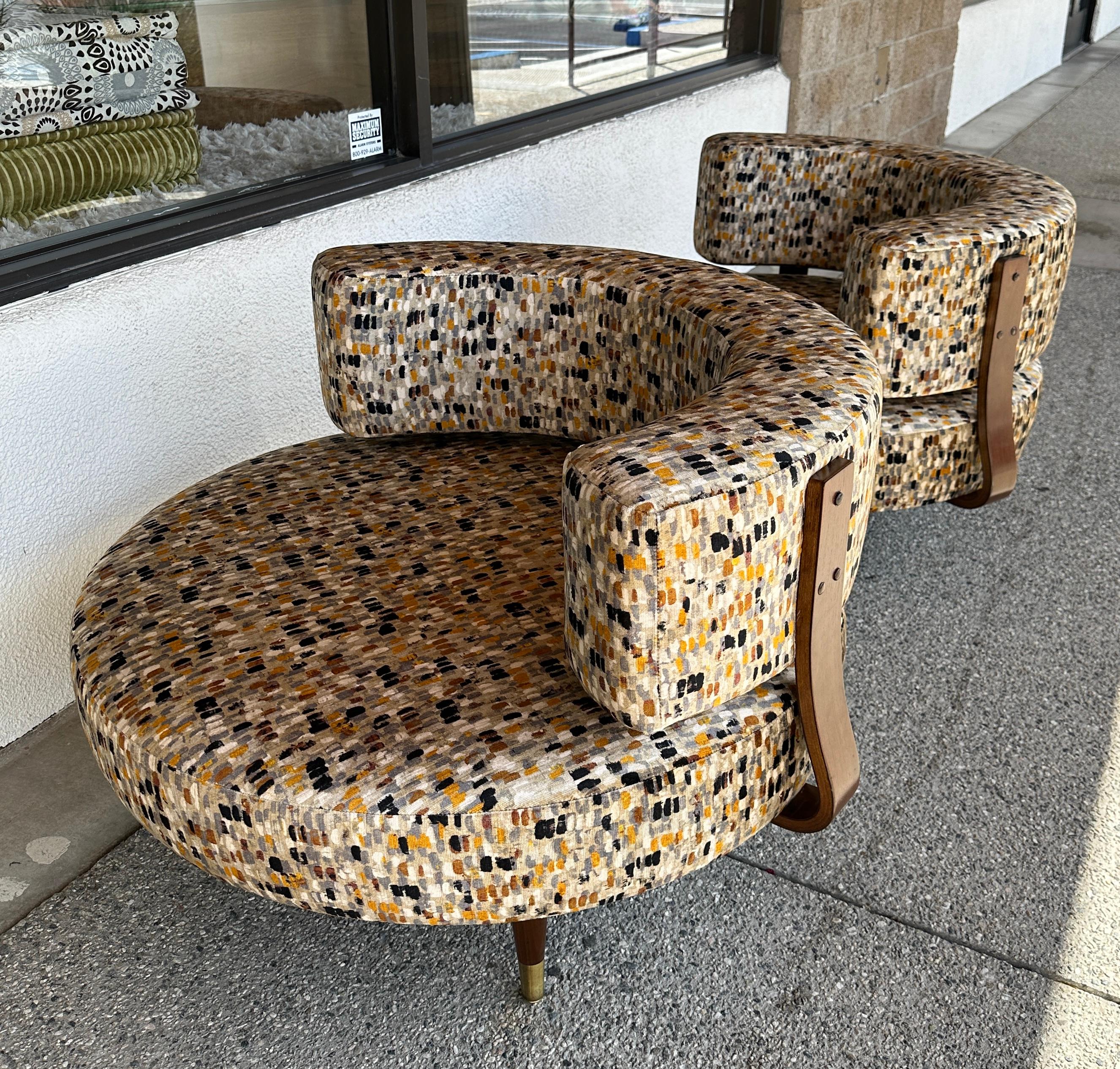 Tissu d'ameublement Grandes chaises pivotantes rondes Adrian Pearsall sont tapissées de velours peint  en vente