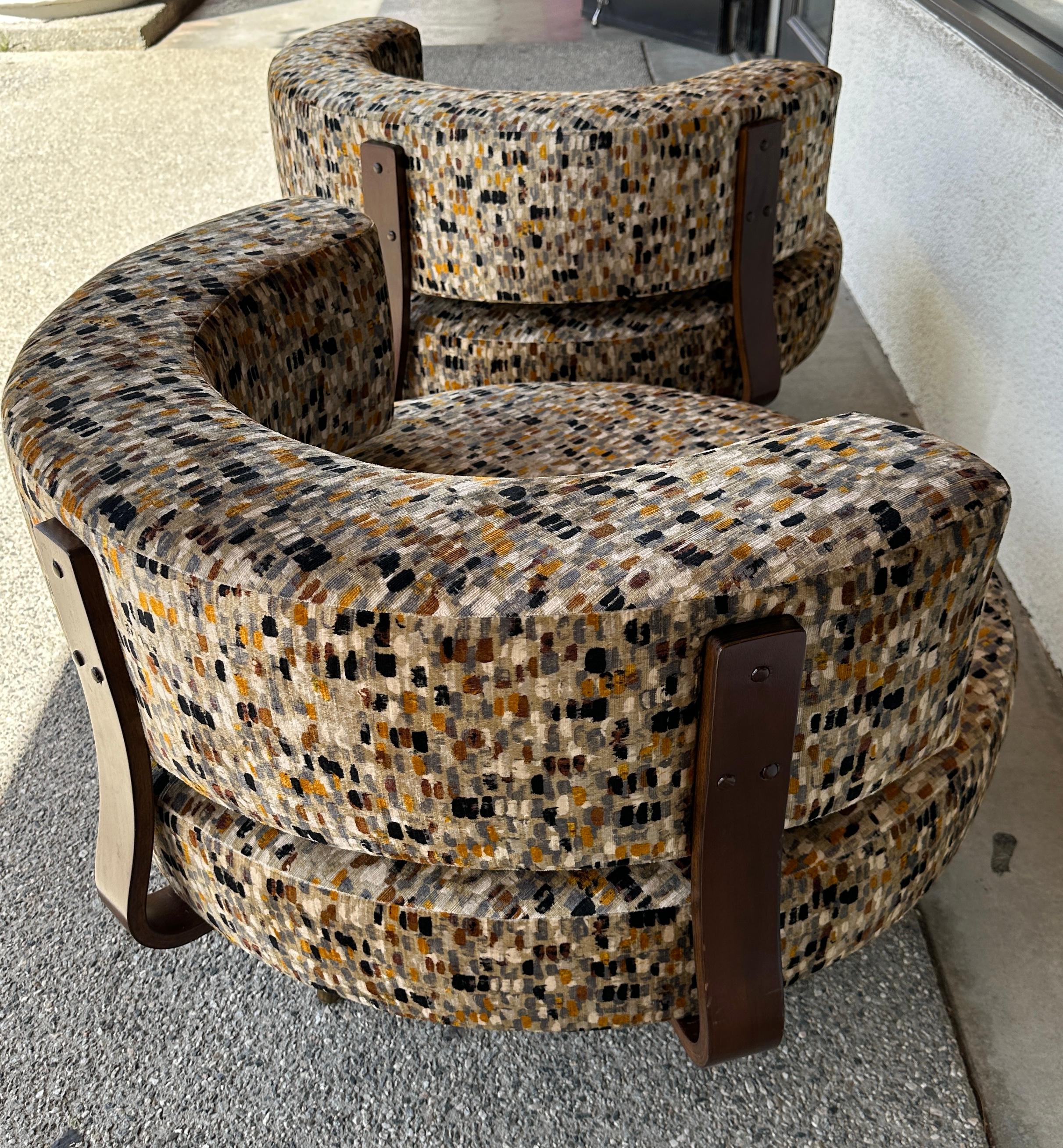 Grandes chaises pivotantes rondes Adrian Pearsall sont tapissées de velours peint  en vente 1