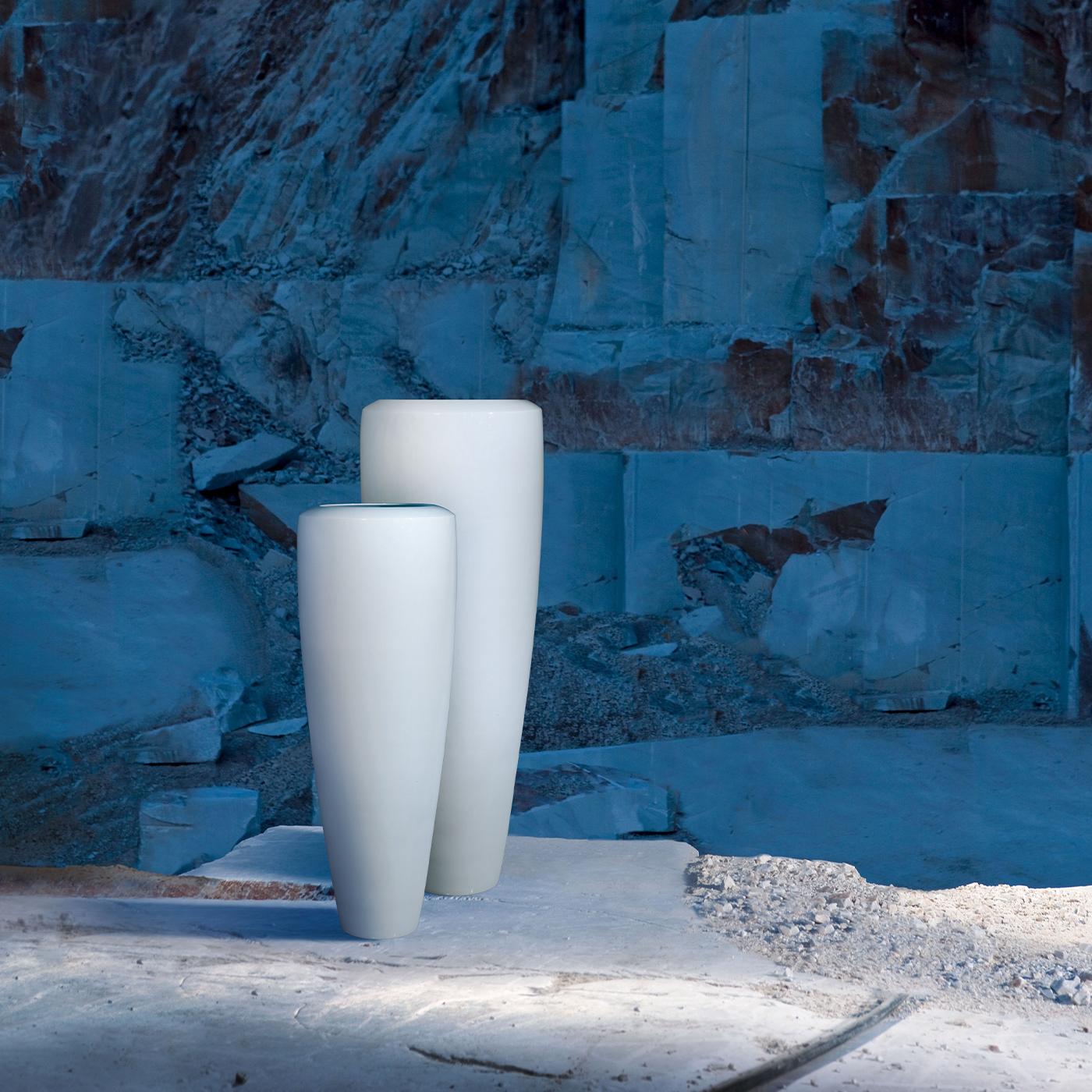 Handcrafted of LDPE (Low Density Polyethylene), a 100% recyclable and durable thermoplastic, this tall vase belongs to the Obice Collection. ?Ideal for indoor and outdoor use in luxury gardens, hotels, as well as lofts, the sleek, elongated