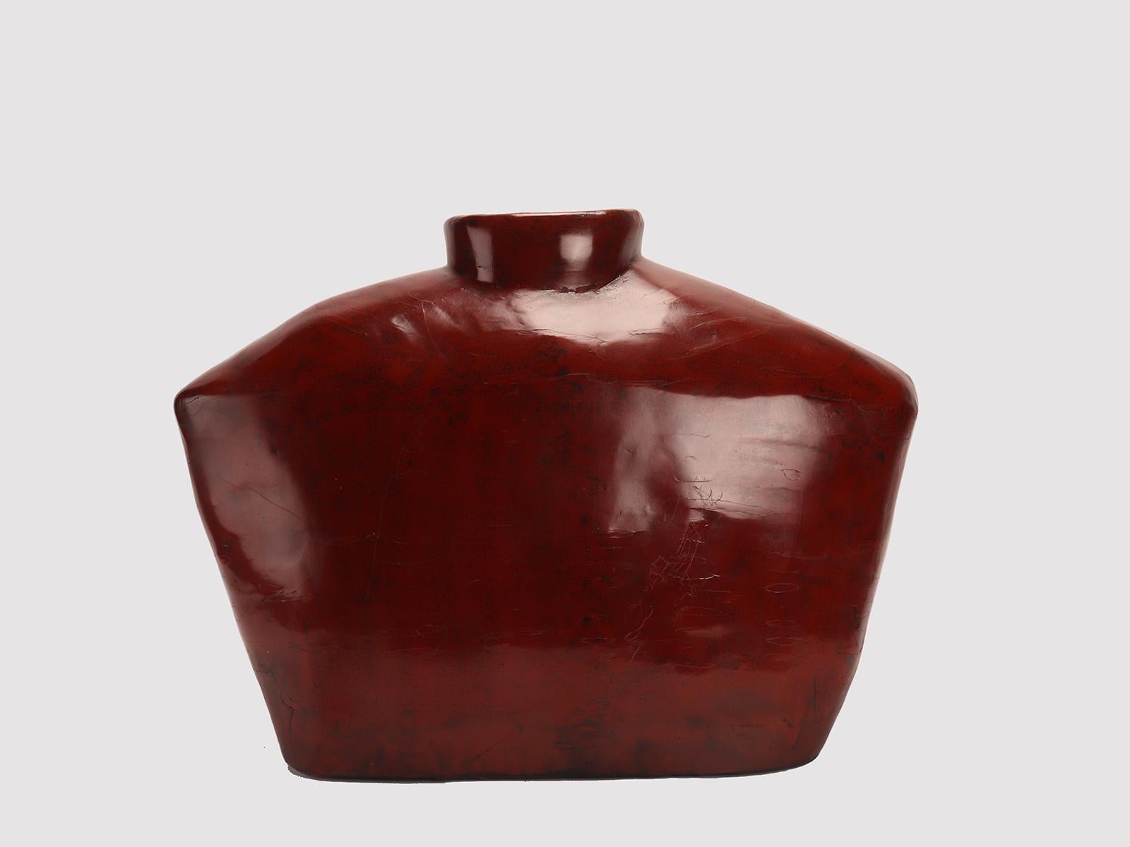 Grande vaso di forma oblunga in legno, argilla, gesso e lacca con spalle e collo ben distinti, di colore rosso ocra. Shanxi, Cina, fine del XIX secolo.