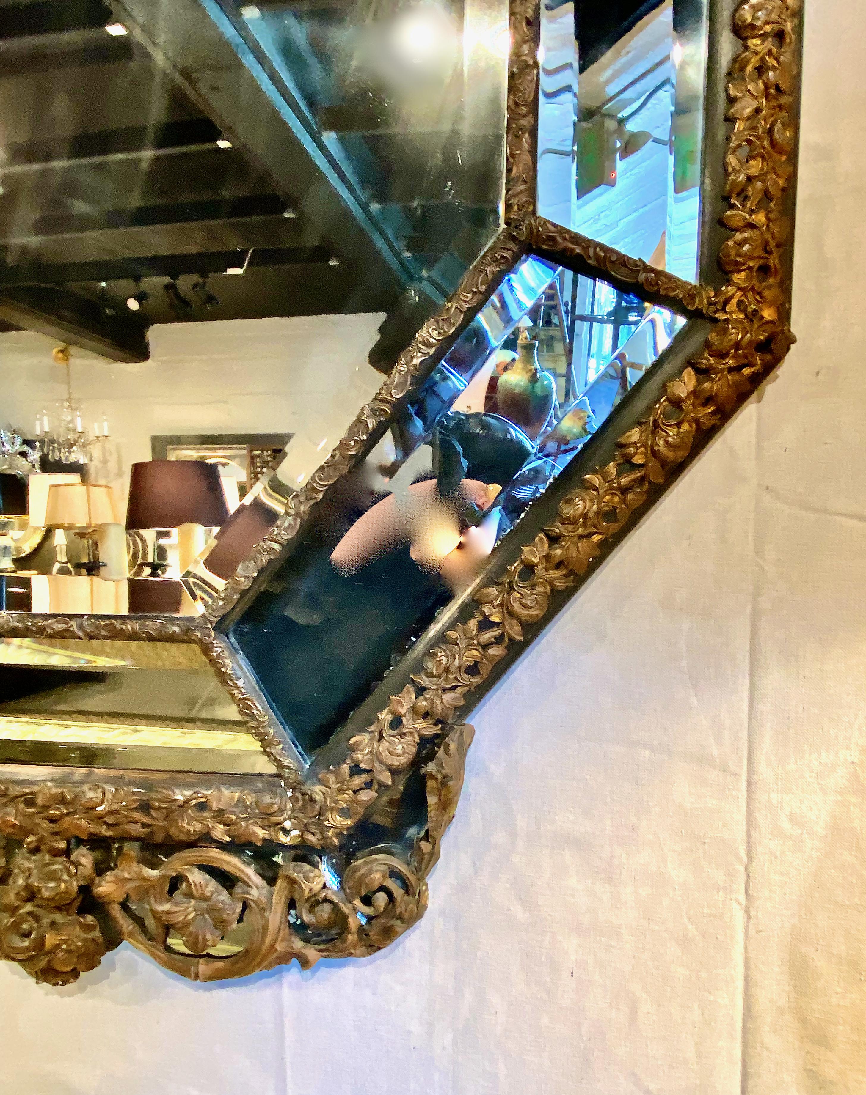 Louis XIII Grand miroir octogonal français en laiton repoussé du 19ème siècle en vente