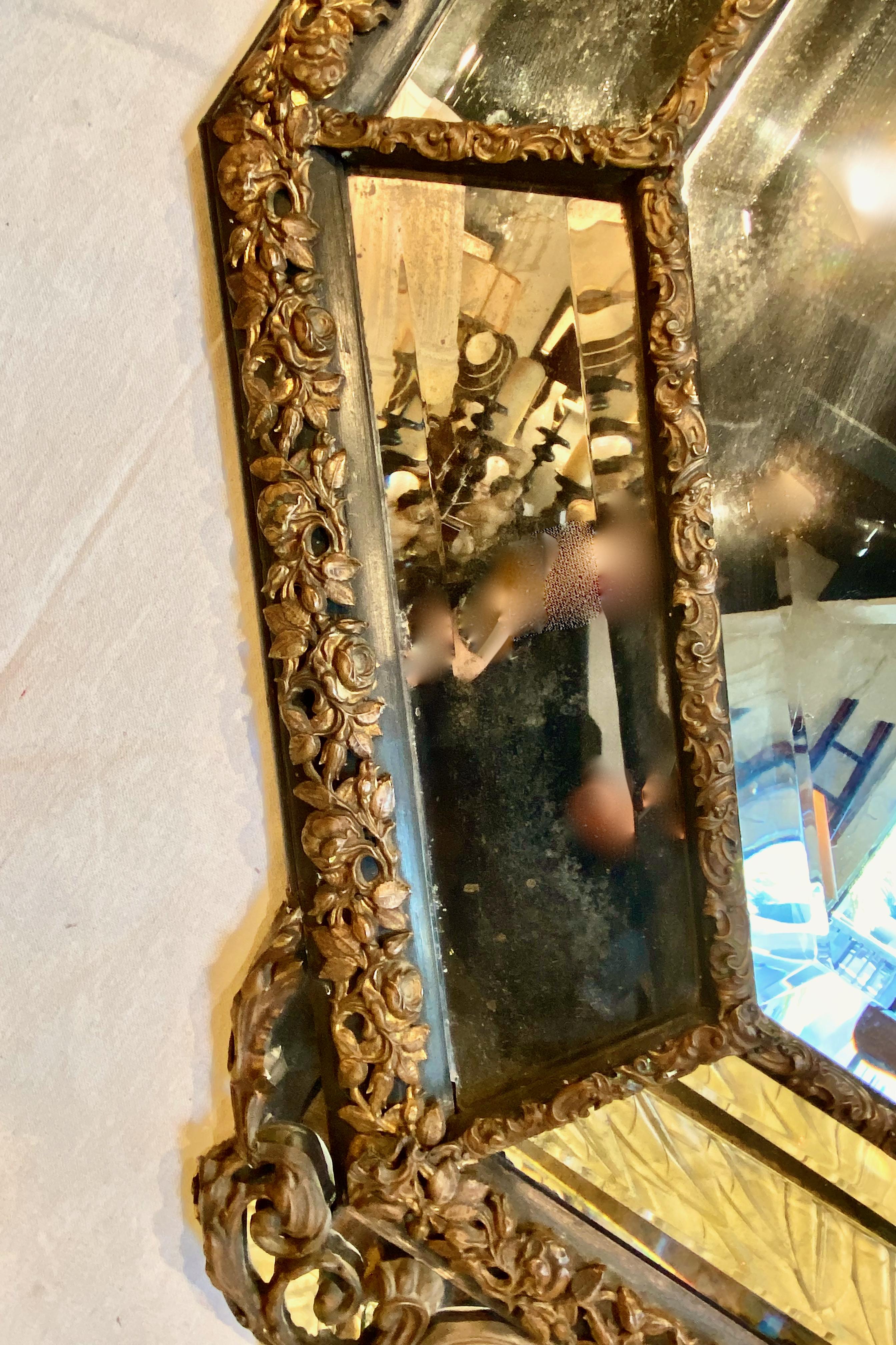 Repoussé Grand miroir octogonal français en laiton repoussé du 19ème siècle en vente