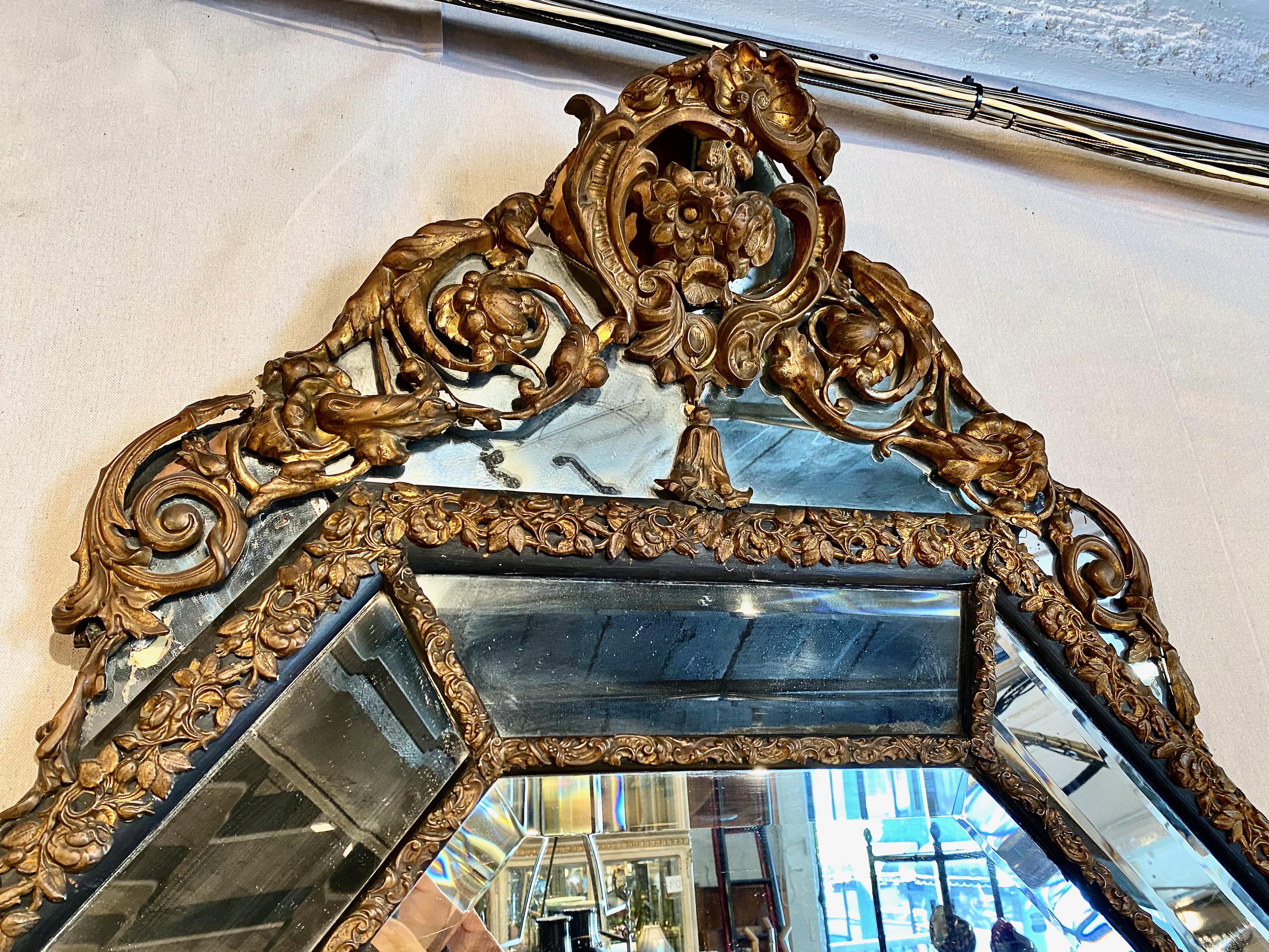 Grand miroir octogonal français en laiton repoussé du 19ème siècle Bon état - En vente à Pasadena, CA