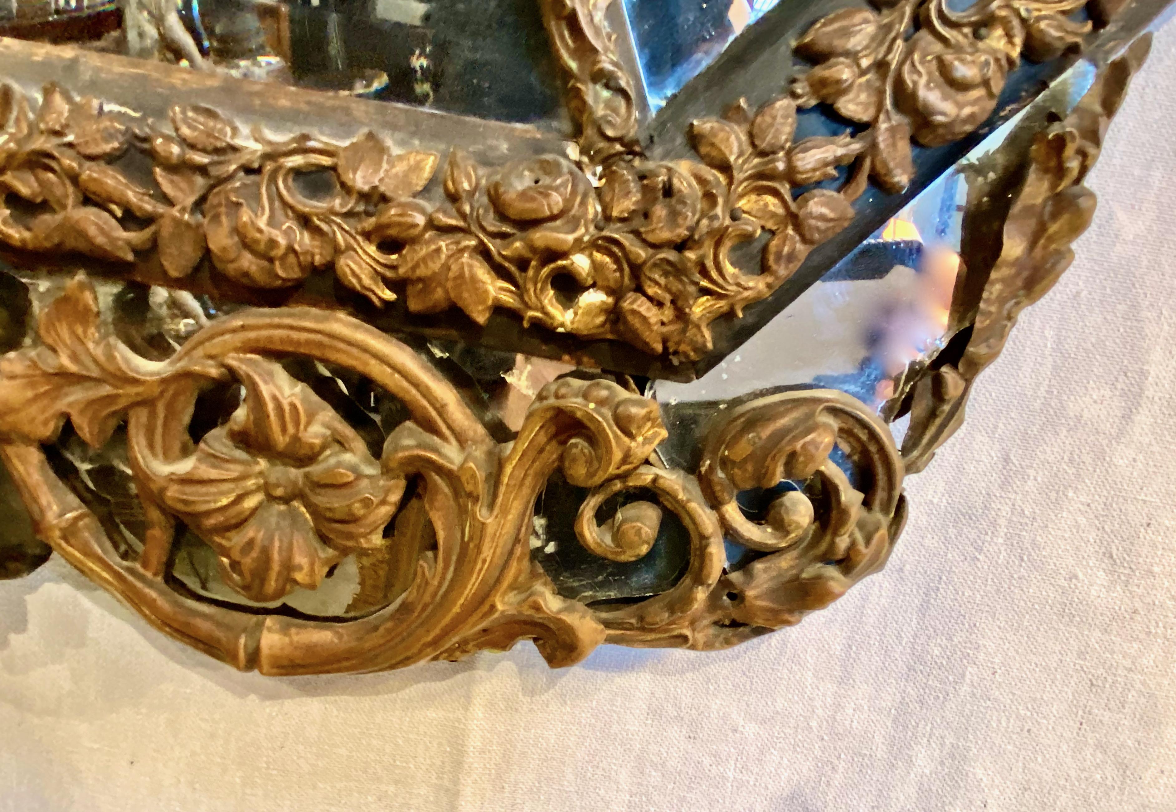 Fin du XIXe siècle Grand miroir octogonal français en laiton repoussé du 19ème siècle en vente