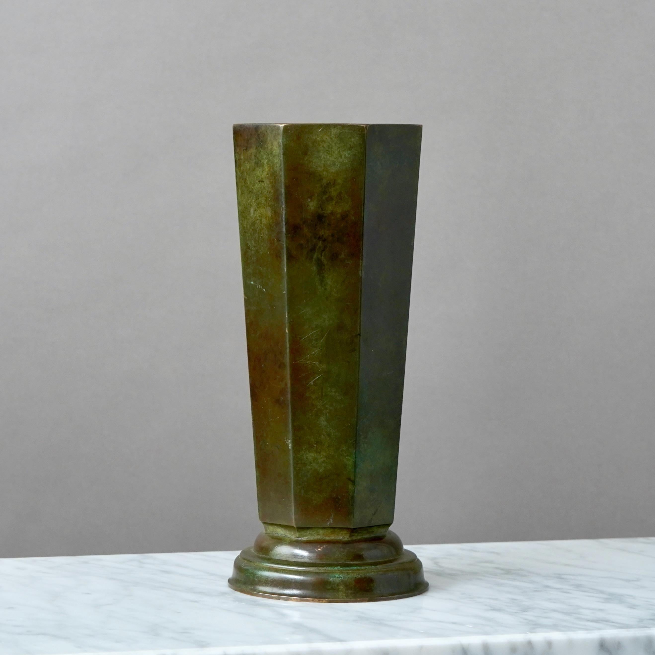 Mid-20th Century Large Octagonal Bronze Art Deco Vase by GAB Guldsmedsaktiebolaget, Sweden, 1930s For Sale