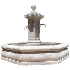 Grande fontaine centrale octogonale en pierre calcaire de Provence:: France