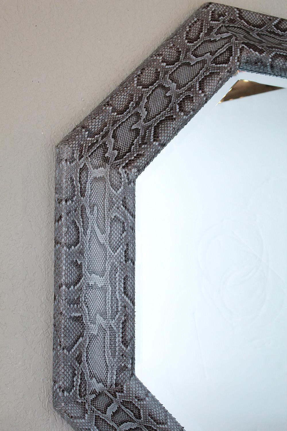 Américain Grand miroir octogonal en python gris, Brown et crème, vers 1980 en vente