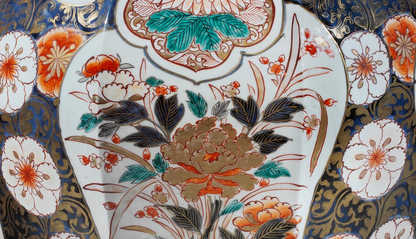 Magnifique vase Imari du XVIIIe siècle aux proportions impressionnantes. Le vase de forme octogonale est merveilleusement décoré dans la palette Imari à dominante de bleus et de rouges de fer sur fond blanc, avec des rehauts dorés. Avec des panneaux