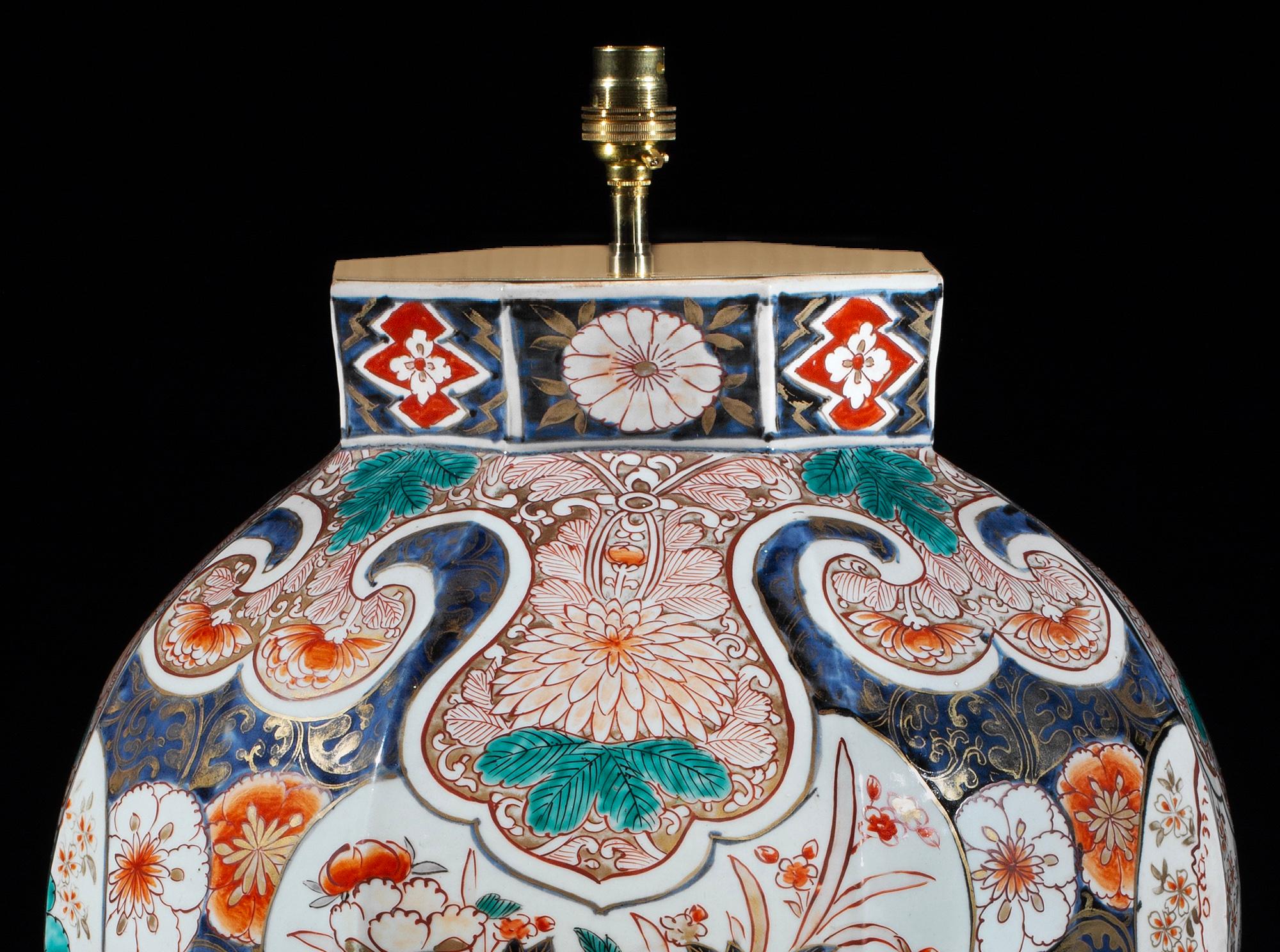 Vernissé Grande lampe de table octogonale Imari du XVIIIe siècle en vente