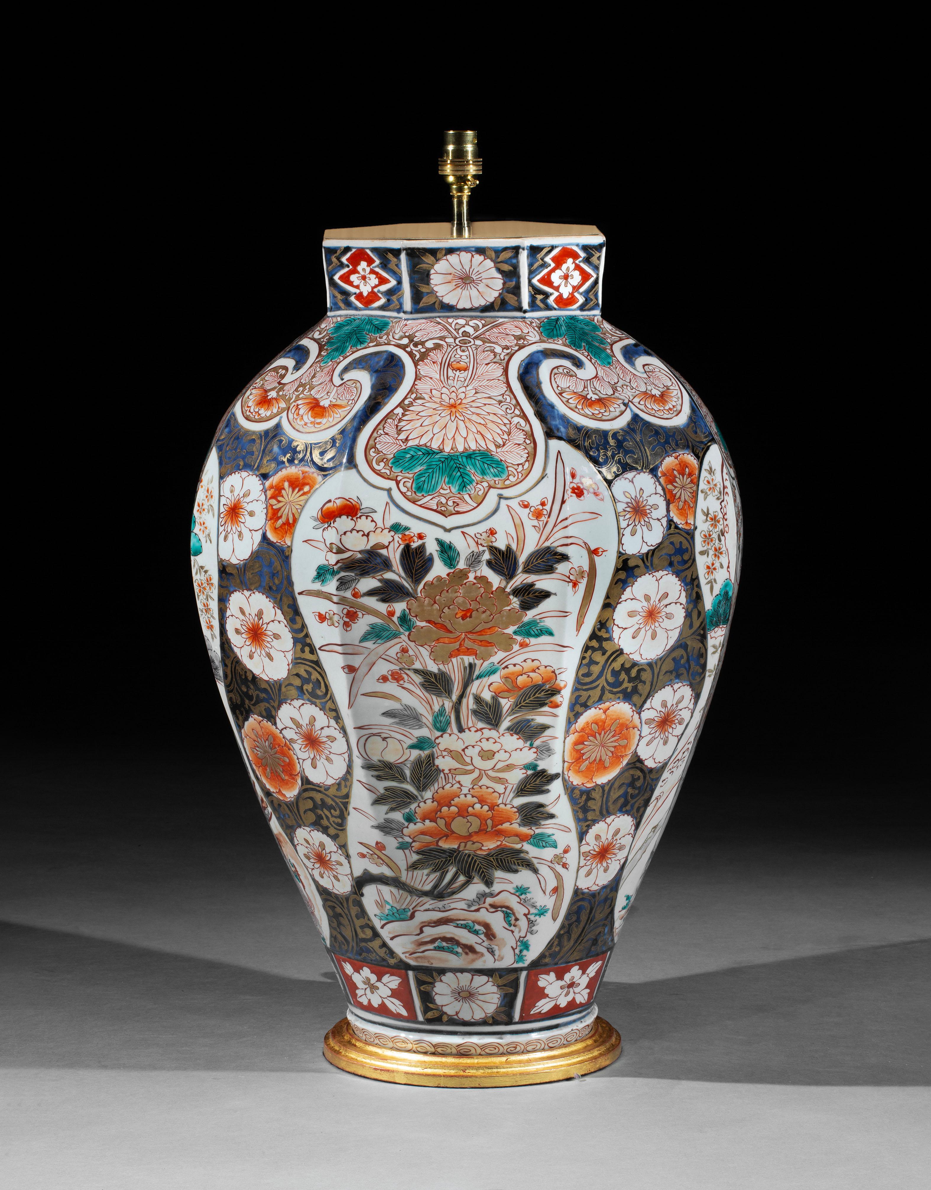 Japonais Grande lampe de table octogonale Imari du XVIIIe siècle en vente