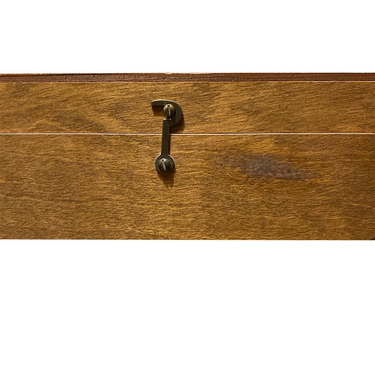 Une magnifique boîte à ombre octogonale en bois du milieu du siècle, parfaite pour être exposée sur une table basse ou pour être accrochée au mur. L'intérieur comporte 9 étagères pour le rangement des objets de collection. Un couvercle en verre avec