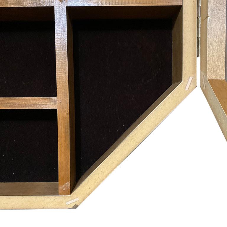Mid-Century Modern Grande boîte d'ombres octogonale en bois et verre ou boîte de collection avec treillis en vente