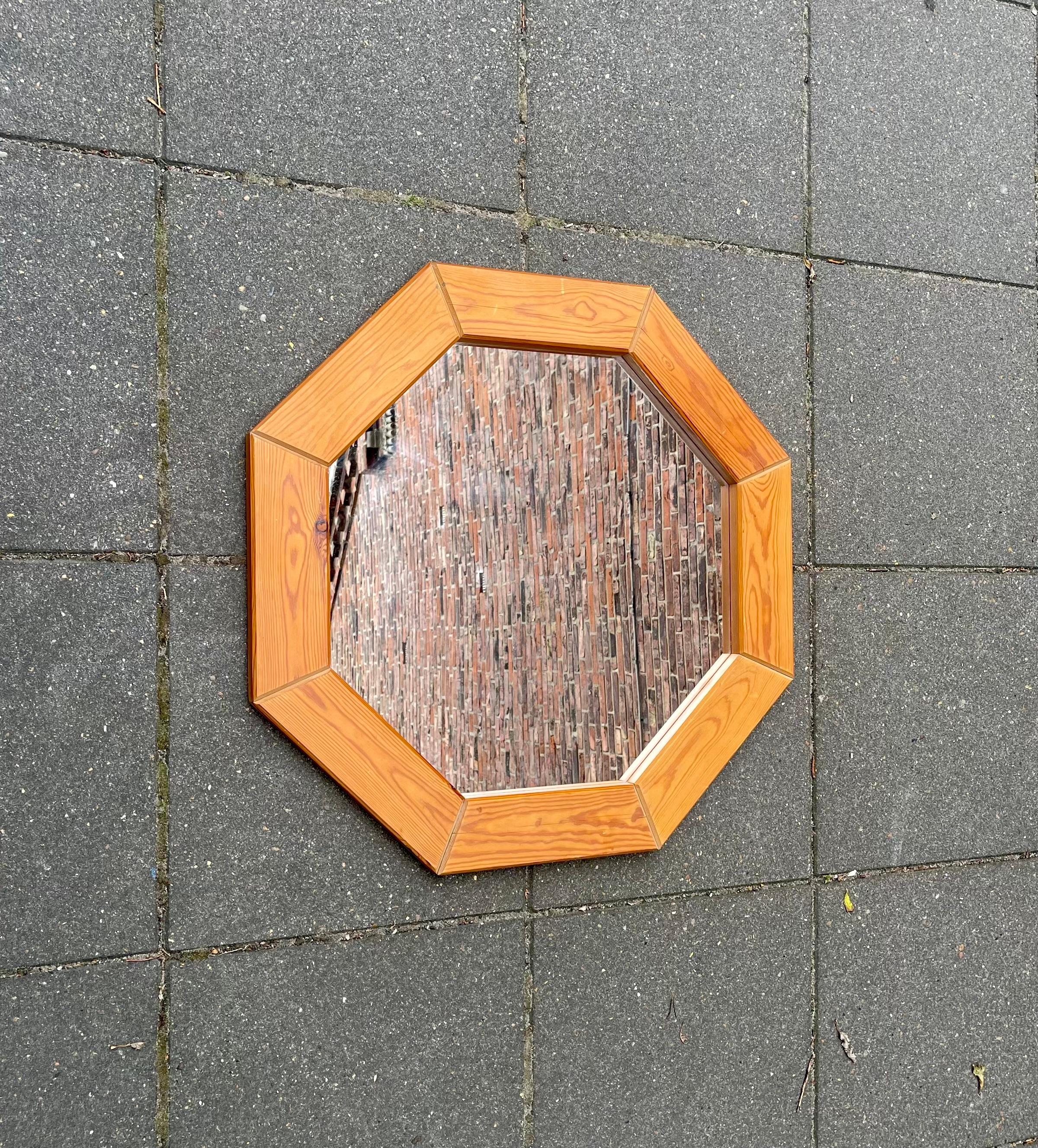 Scandinave moderne Grand miroir mural octogonal en pin danois, 1970 en vente