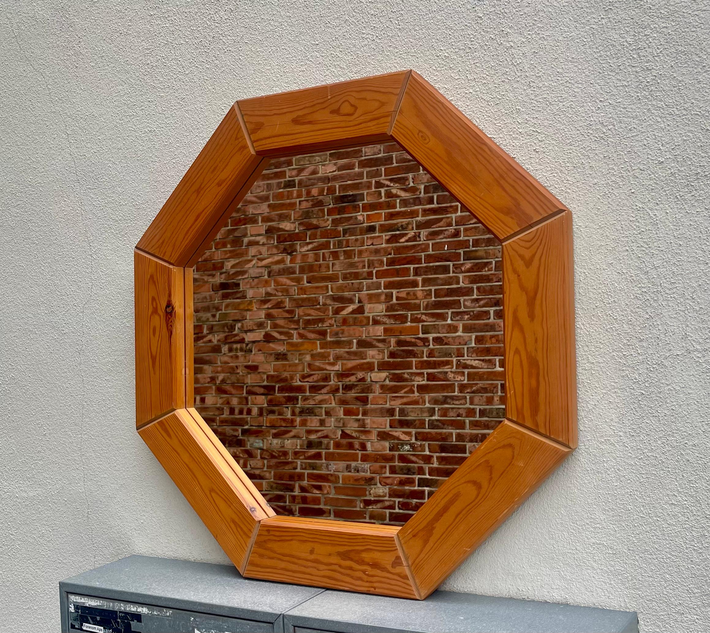 Danois Grand miroir mural octogonal en pin danois, 1970 en vente