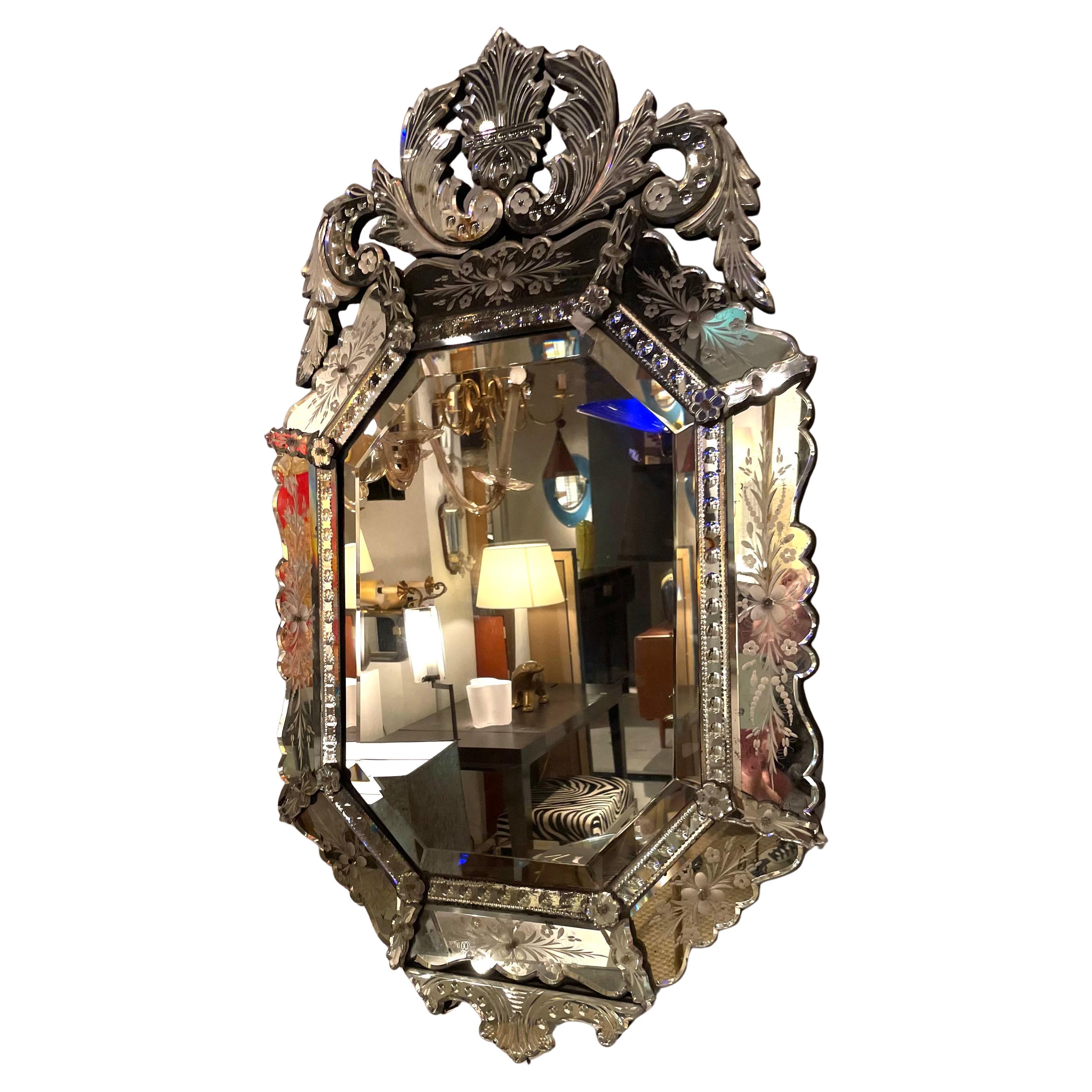 Beautiful octogonal Venetian mirror in the baroque style.
On a wood base. No piece missing.
Venetia-Italy.
Circa 1940.