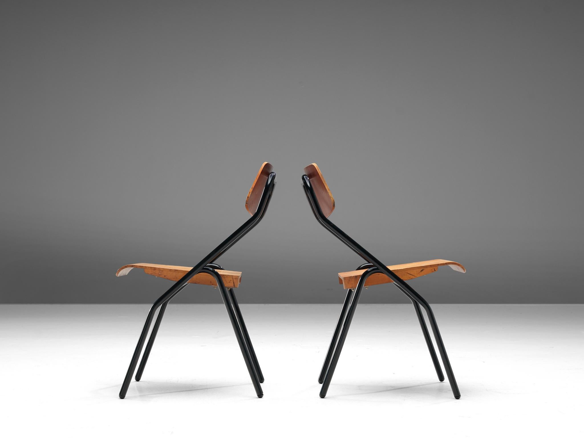 Milieu du XXe siècle Grand ensemble de douze chaises hollandaises à structure tubulaire noire  en vente