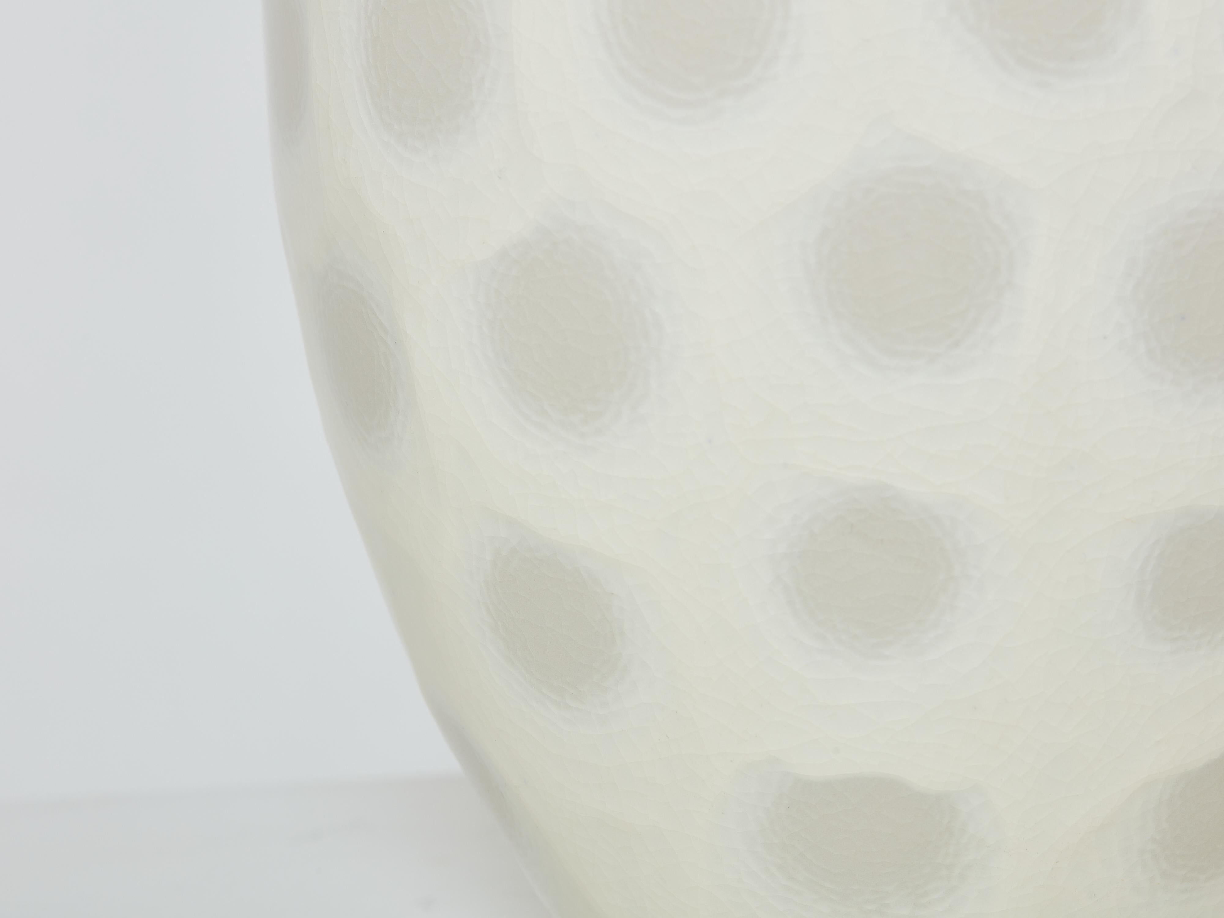Magnifique grand vase en céramique à coquilles en verre craquelé blanc cassé, produit par Habitat dans les années 1980. Ce vase a une présence très décorative, et se trouve en parfait état.

