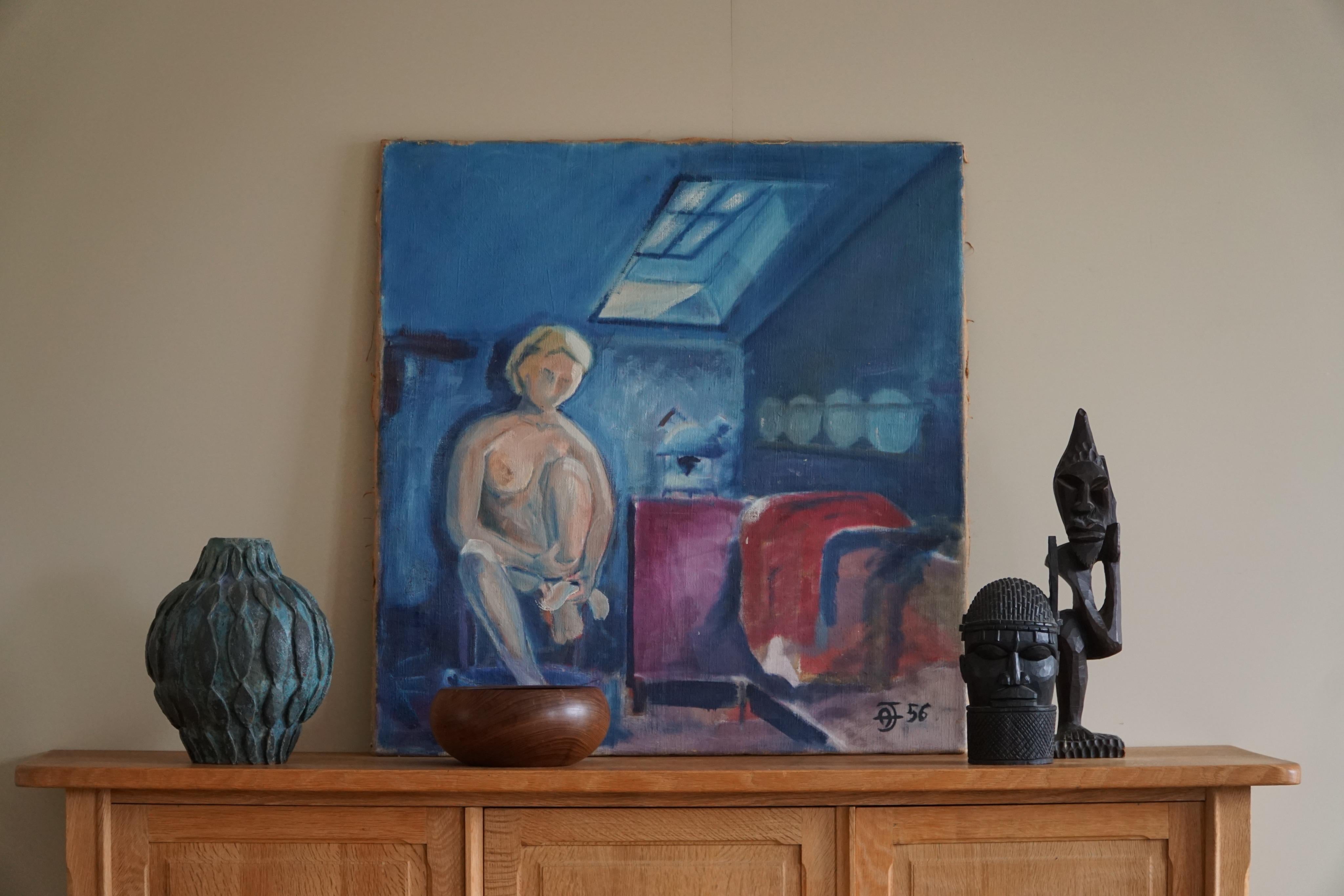 Wir präsentieren ein rätselhaftes Ölgemälde auf Leinwand von einem unbekannten dänischen Künstler aus dem Jahr 1956. Dieses fesselnde Kunstwerk zeigt eine Frau, die ihre Füße in einem Badezimmer badet, und ist vor allem von einer Palette blauer und