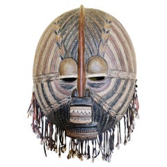 Grande maschera africana antica in legno policromato con condottiero e bucero