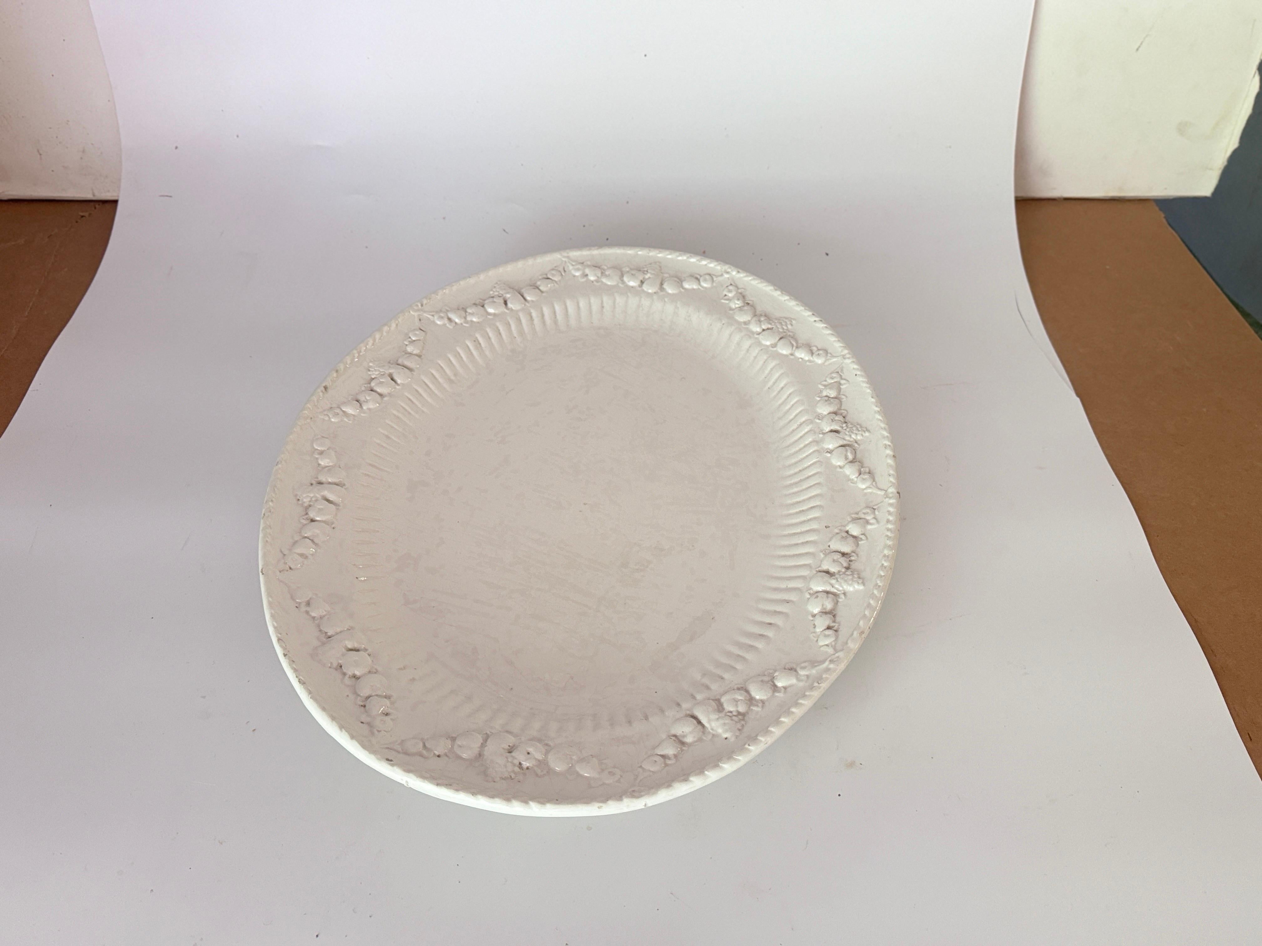 Plato antiguo grande de loza esmaltada blanca Firmado en venta 4