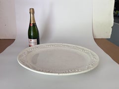 Große alte Schale aus der weißen emaillierten Fayence signiert