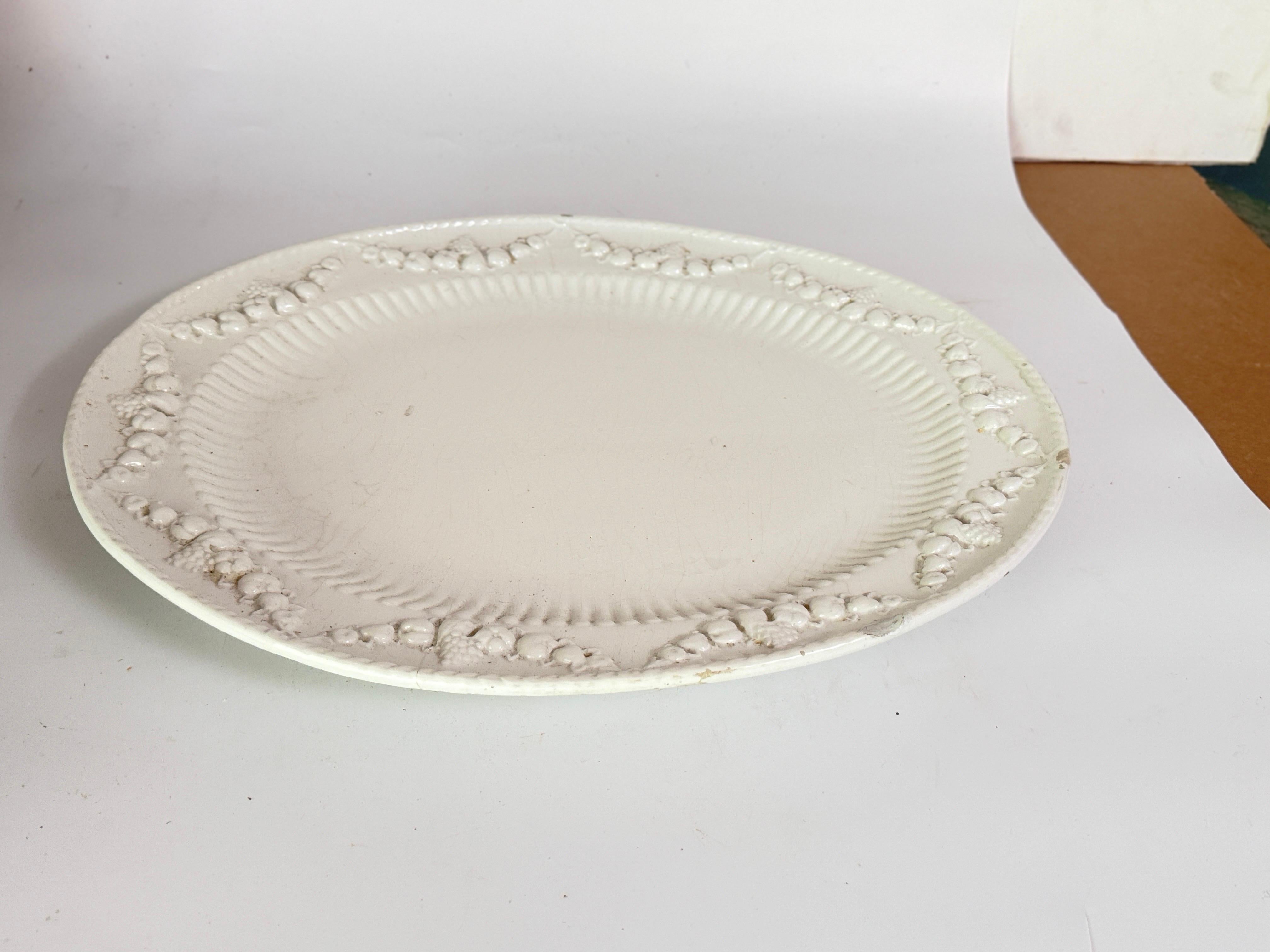 Plato antiguo grande de loza esmaltada blanca Firmado Esmaltado en venta