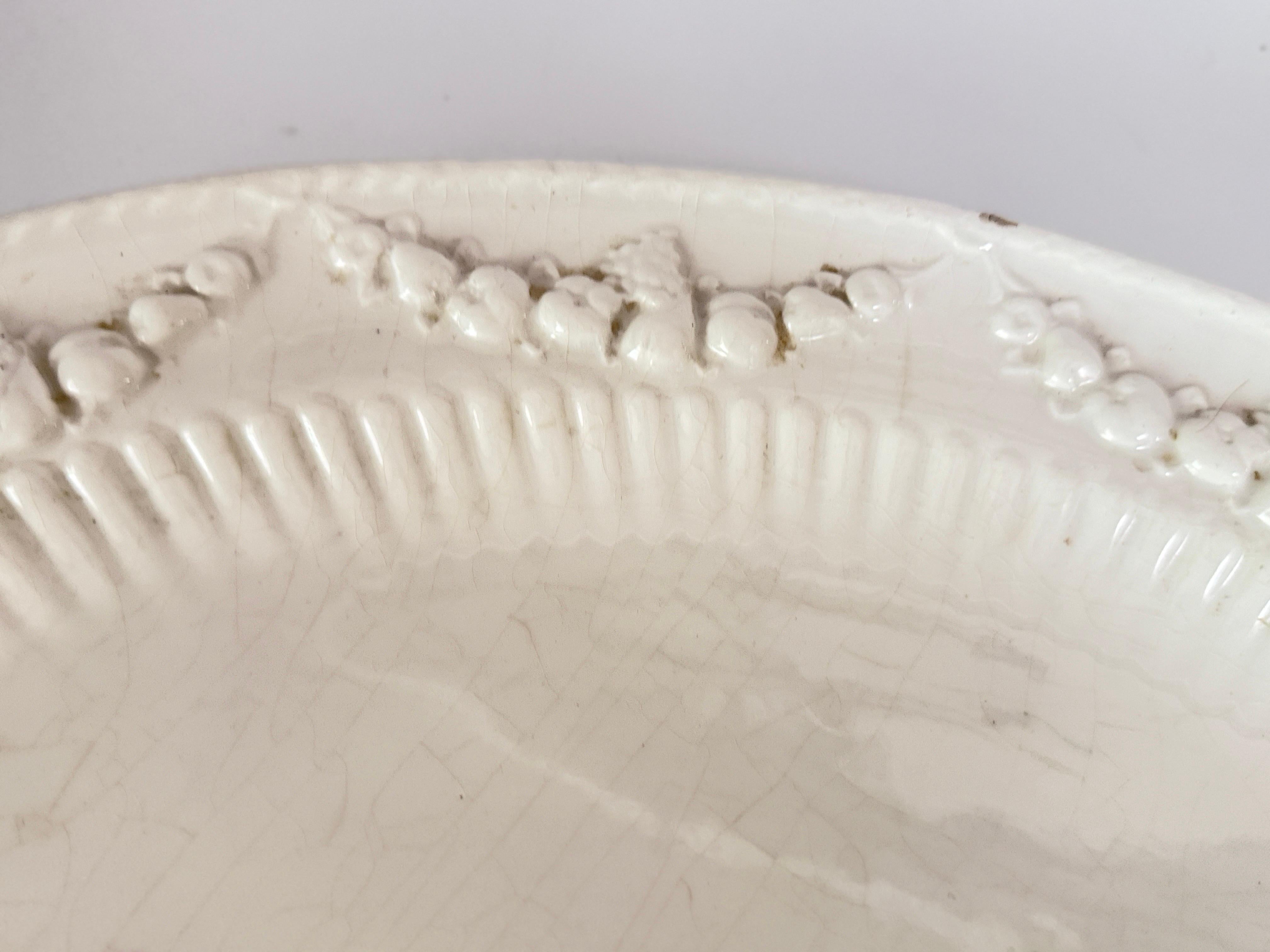 Plato antiguo grande de loza esmaltada blanca Firmado en Bueno estado para la venta en Auribeau sur Siagne, FR