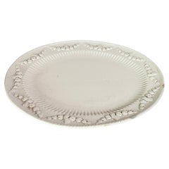 Grand plat ancien en faïence émaillée blanc signé