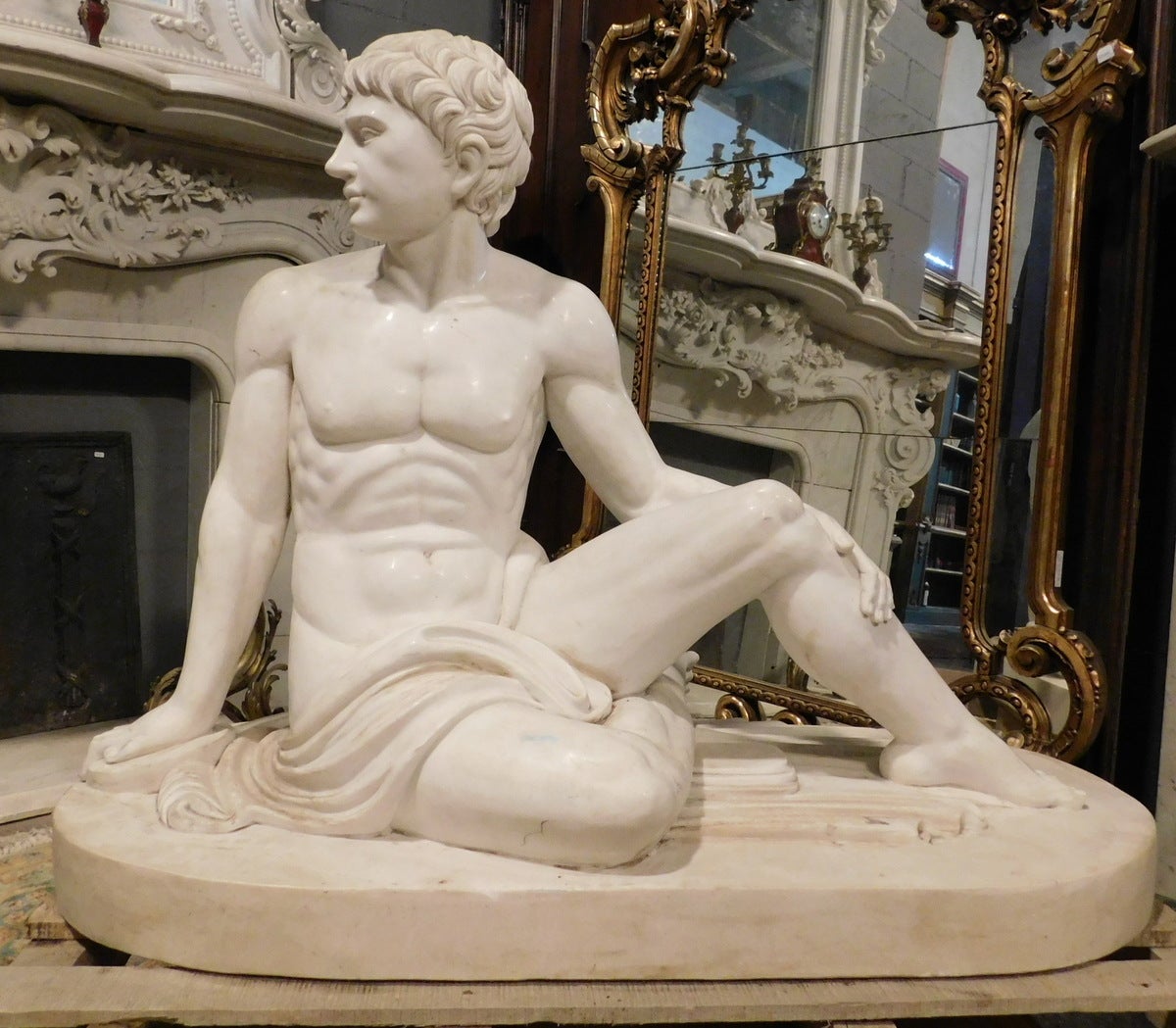 Große, ganzfigurige Skulptur eines römischen Mannes, sitzende Figur mit Stofftuch, alles handgeschnitzt aus kostbarem weißem Carrara-Marmor, um 1930 in Italien entstanden.
Sehr reichhaltig und von exquisiter Verarbeitung, kann es einen Innenhof,