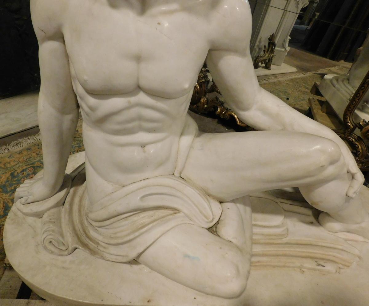 Große alte Ganzkörperskulptur eines männlichen sitzenden Mannes aus weißem Marmor, Italien, 1930 im Zustand „Gut“ im Angebot in Cuneo, Italy (CN)