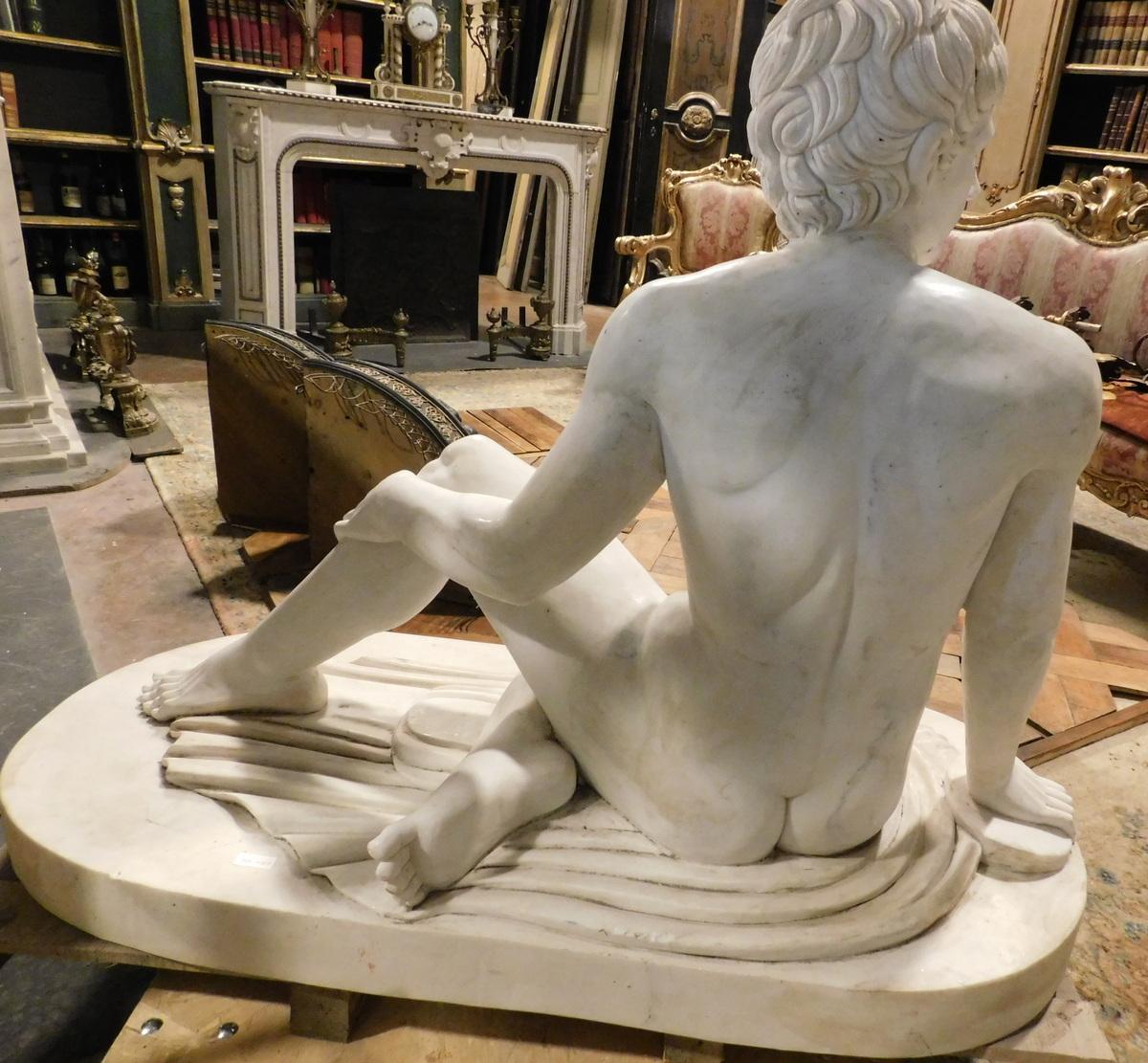 Gran escultura antigua de cuerpo entero Masculino sentado en mármol blanco, 1930 Italia Italiano