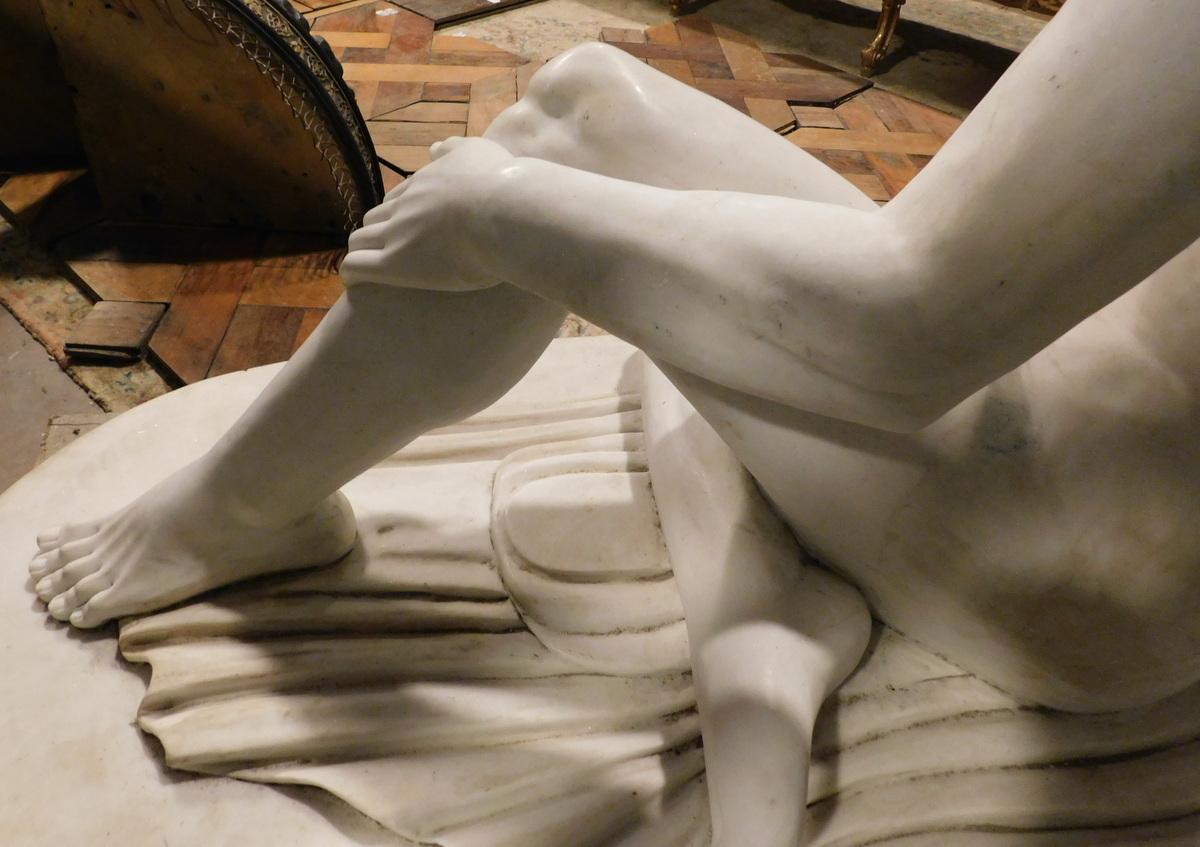 Gran escultura antigua de cuerpo entero Masculino sentado en mármol blanco, 1930 Italia Tallado a mano