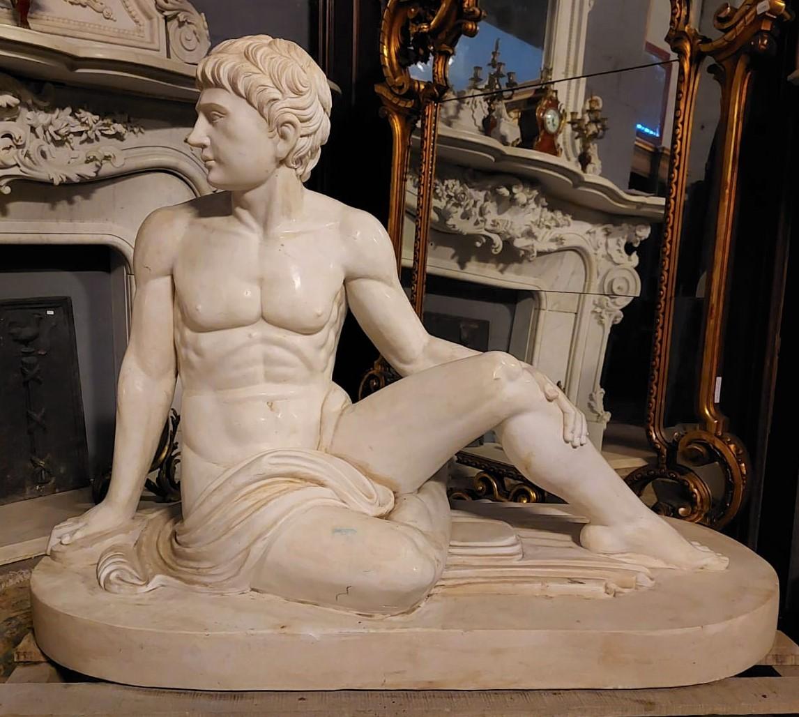 Large Old Full-Length Sculpture Male Sitting in White Marble, 1930 Italy In Good Condition For Sale In Cuneo, Italy (CN)