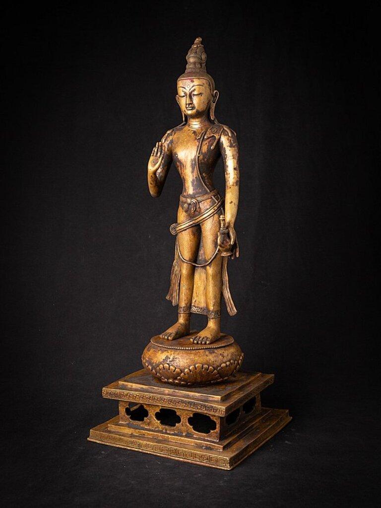 Large Old Nepali Lokeshwor Statue from Nepal Original Buddhas In Good Condition For Sale In DEVENTER, NL