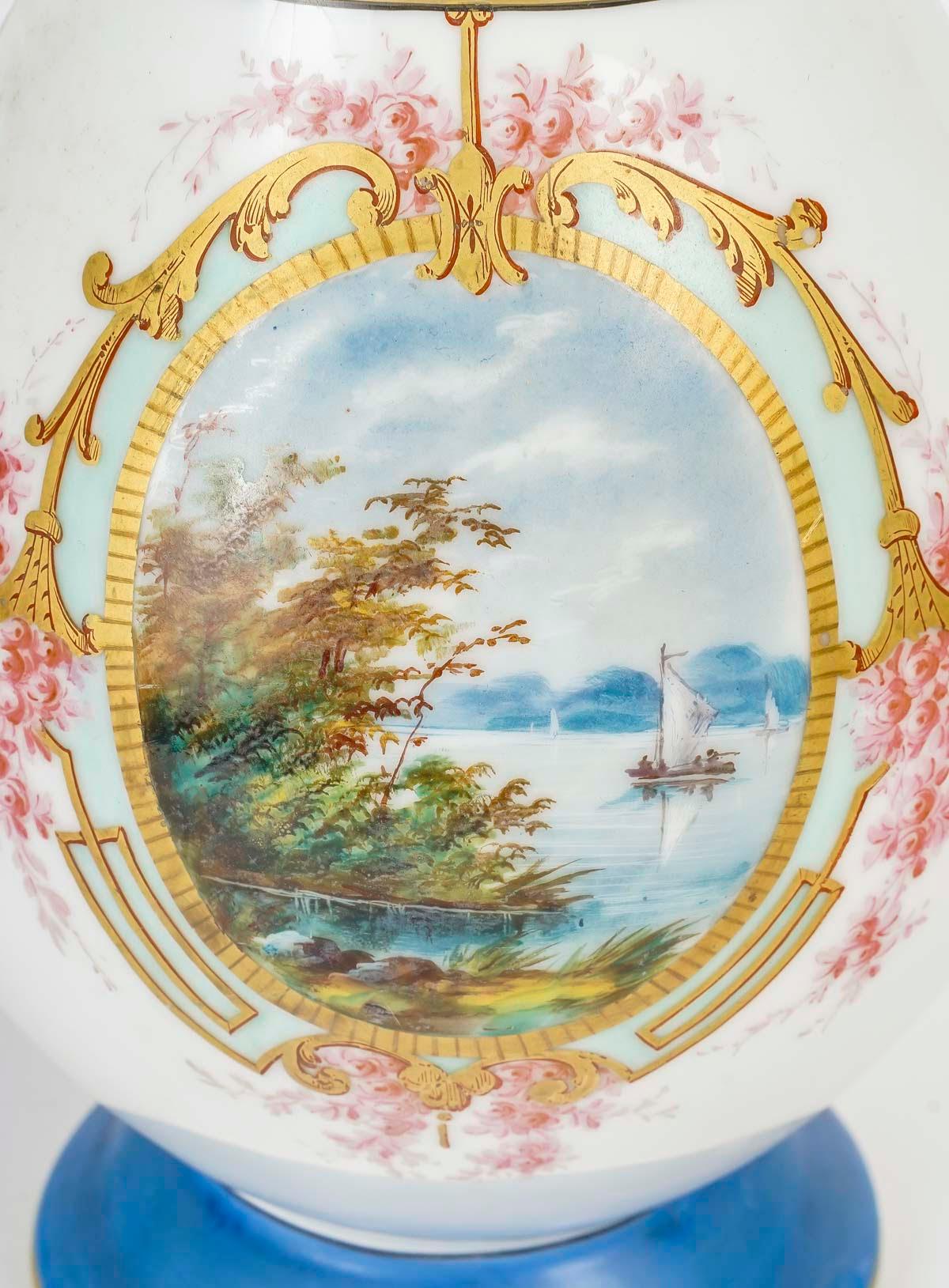 Großer Old Pariser Porzellan-Wasserkrug, 19. Jahrhundert.

Wasserkanne aus dem 19. Jahrhundert, Periode Karl X., aus altem Pariser Porzellan.
H: 35cm, B: 24cm, T: 15cm
