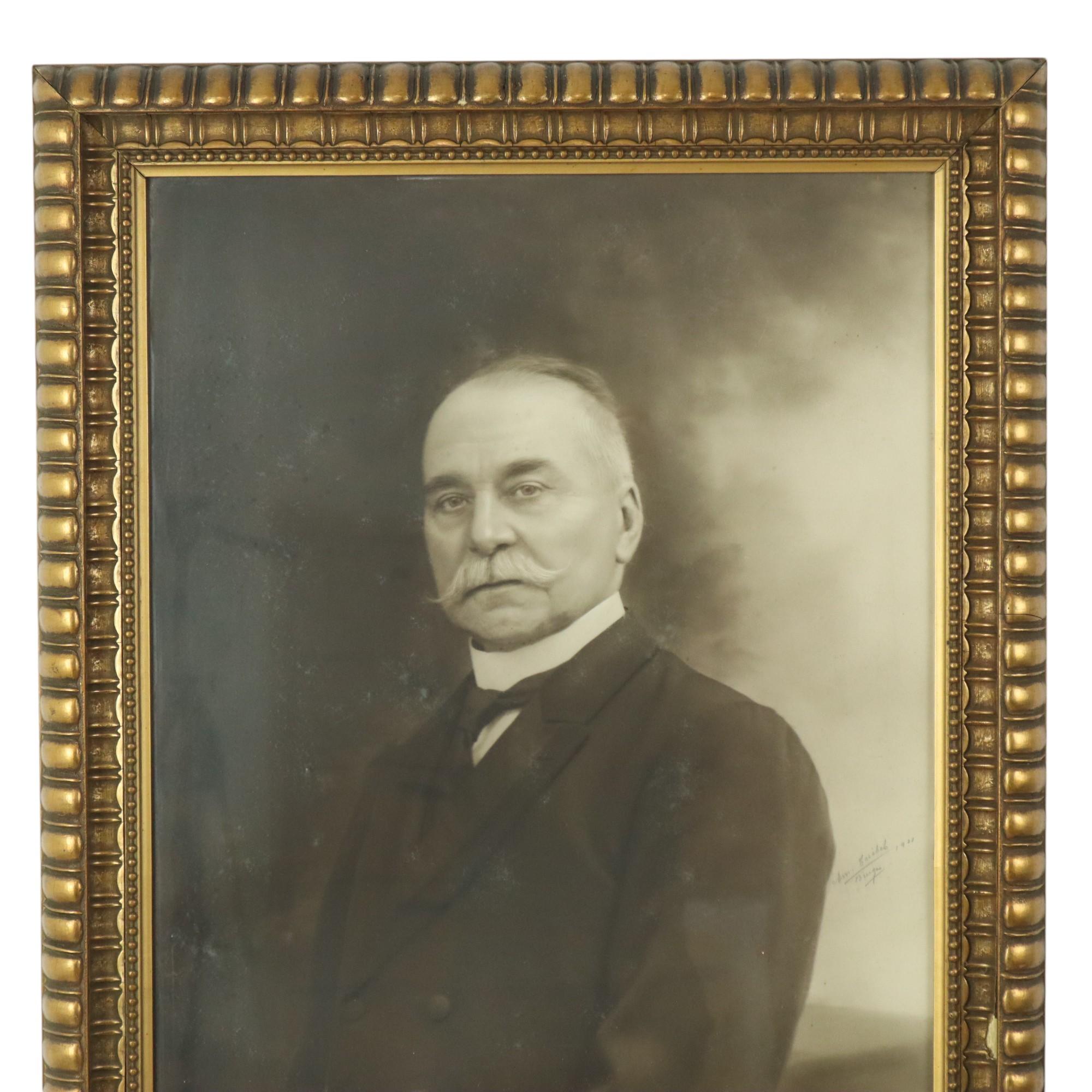 Beautiful old photo, portrait of an older man, framed in a gold frame made of wood and resin, signed and dated bottom right, Bruges 1921, professionally framed by J & L Smalle in Bruges.

Very classic and beautiful frame, elaborately decorated with