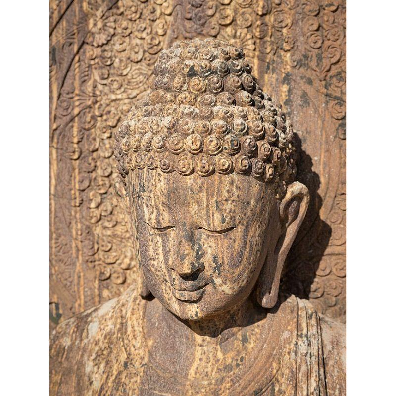 Große alte Sandstein-Buddha-Statue aus Indien (20. Jahrhundert) im Angebot