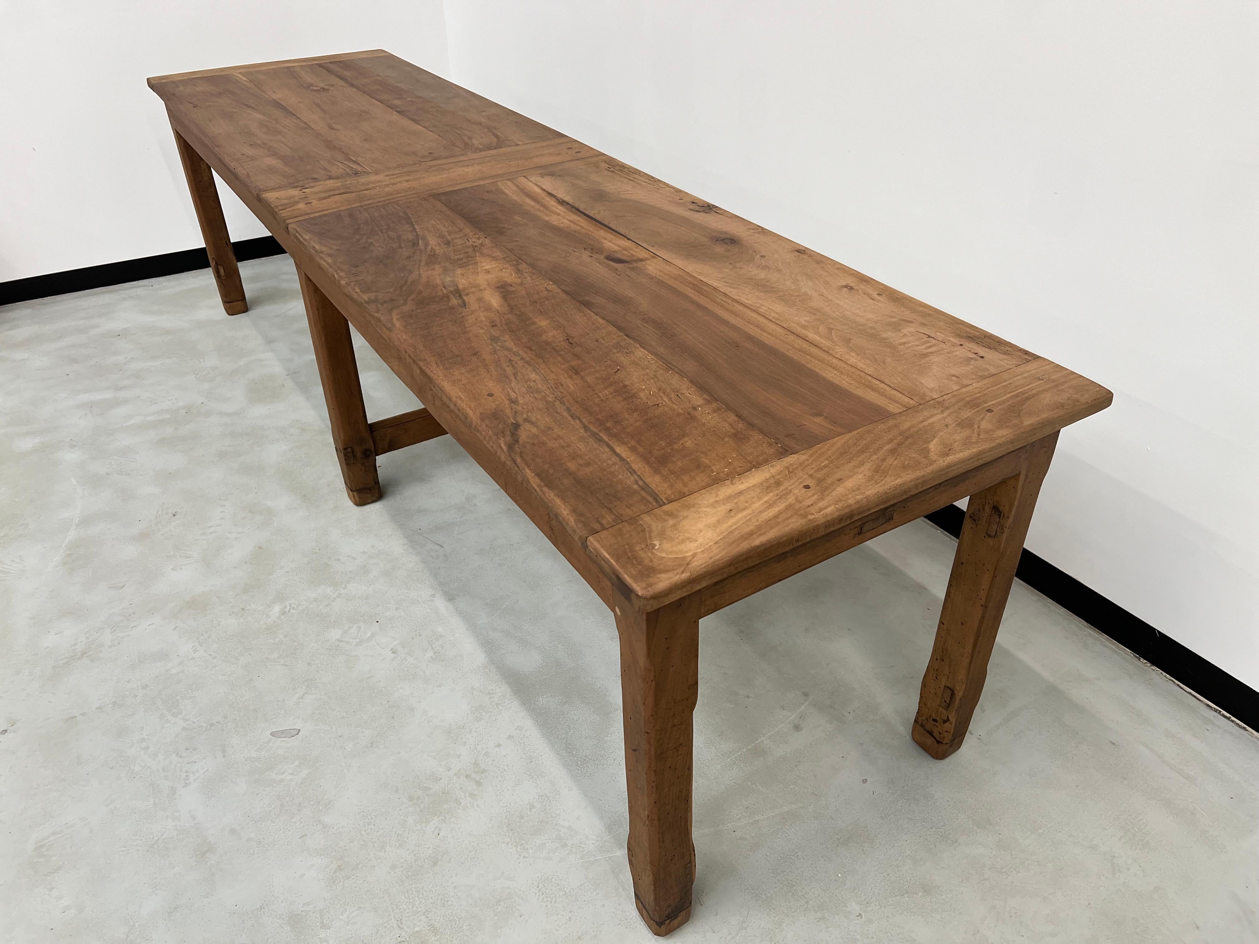 Large old walnut farm table with 6 legs In Good Condition For Sale In LYON, FR