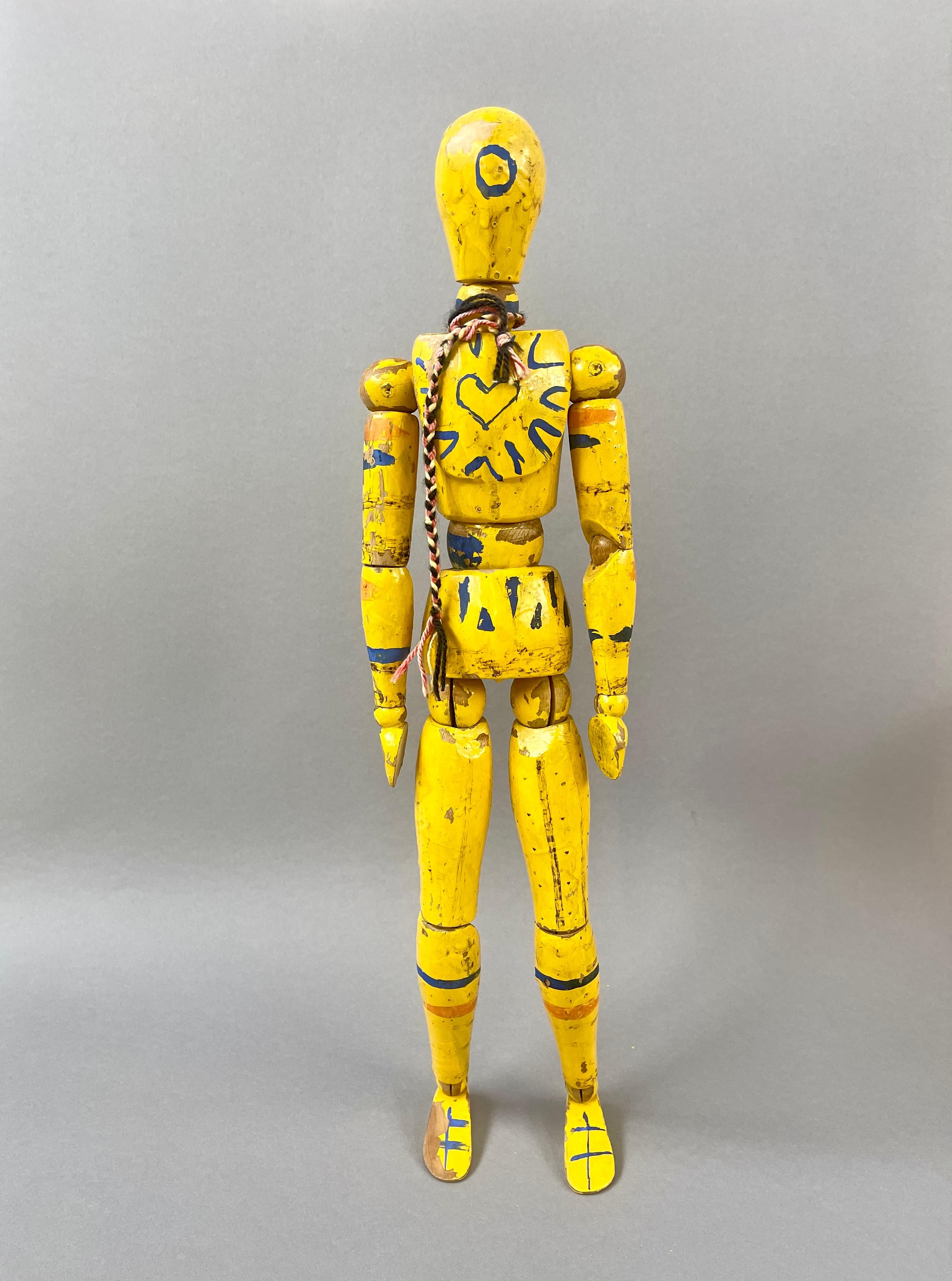 Magnifique mannequin d'artiste en bois, peint dans un jaune chaud et lumineux, avec des détails bleus et orange.
Trouvé en Allemagne, flexible dans toutes les articulations mais un peu raide à cause de l'âge ne faisant pas beaucoup de sport, et