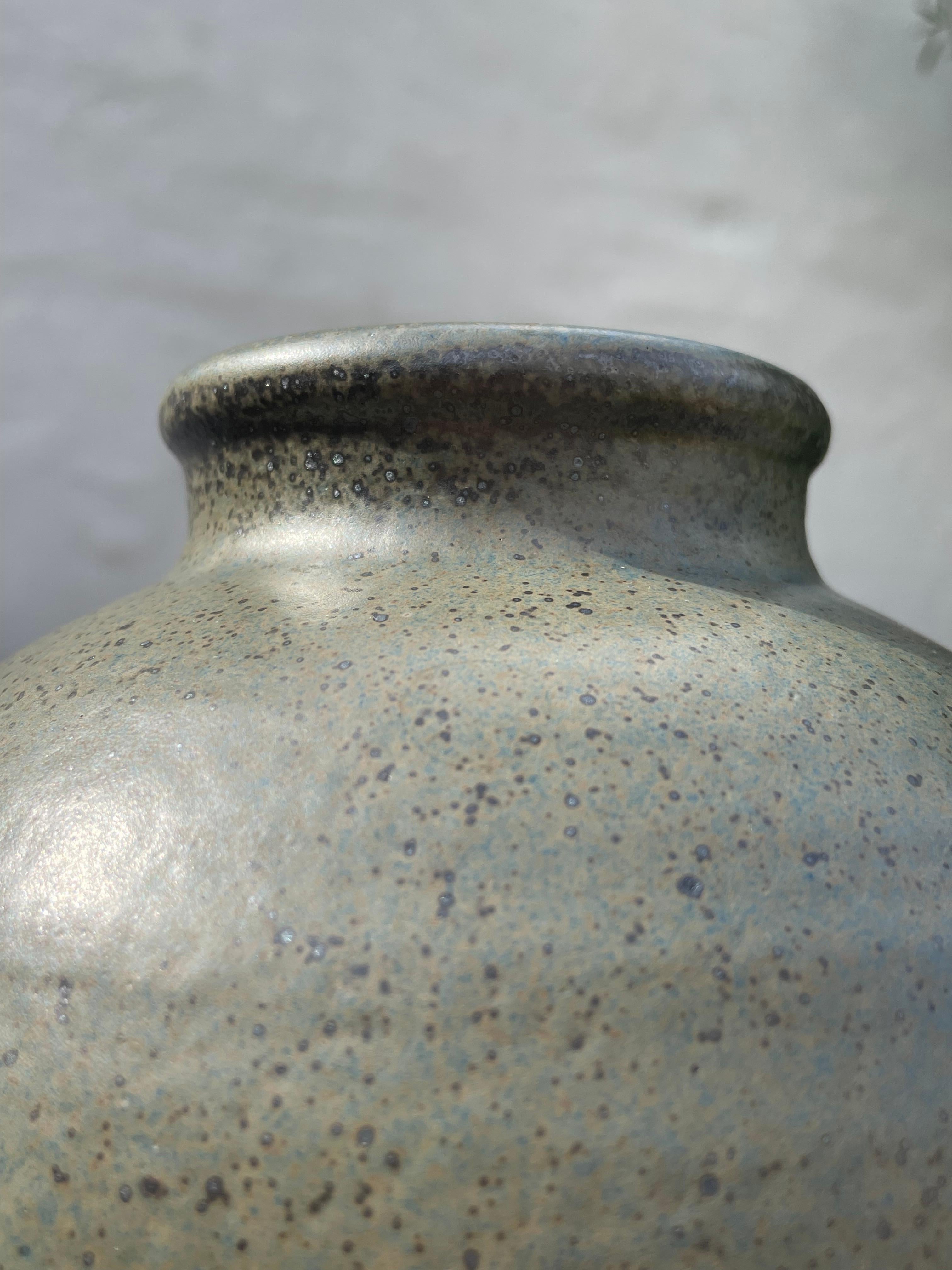 Grande vaso rotondo con smalto di cristallo blu e marrone di Oliver, anni '60 in vendita 6