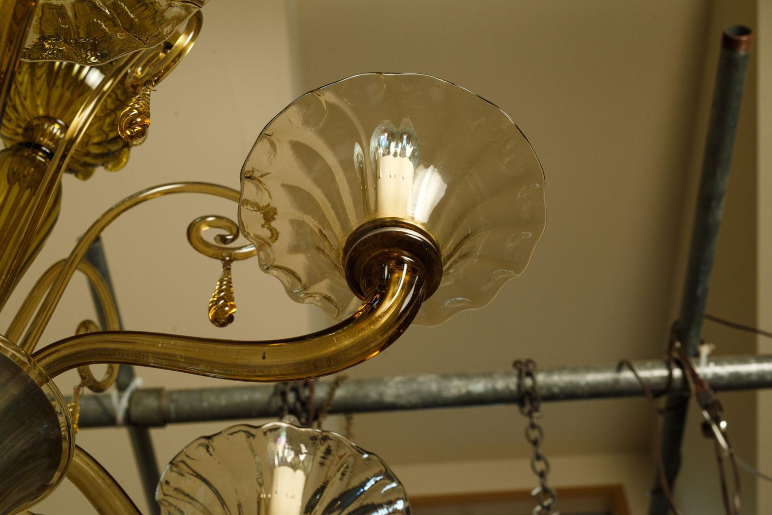 Large Hand-Blown Glass Italian Venetian Chandelier in Classic Murano Style 4