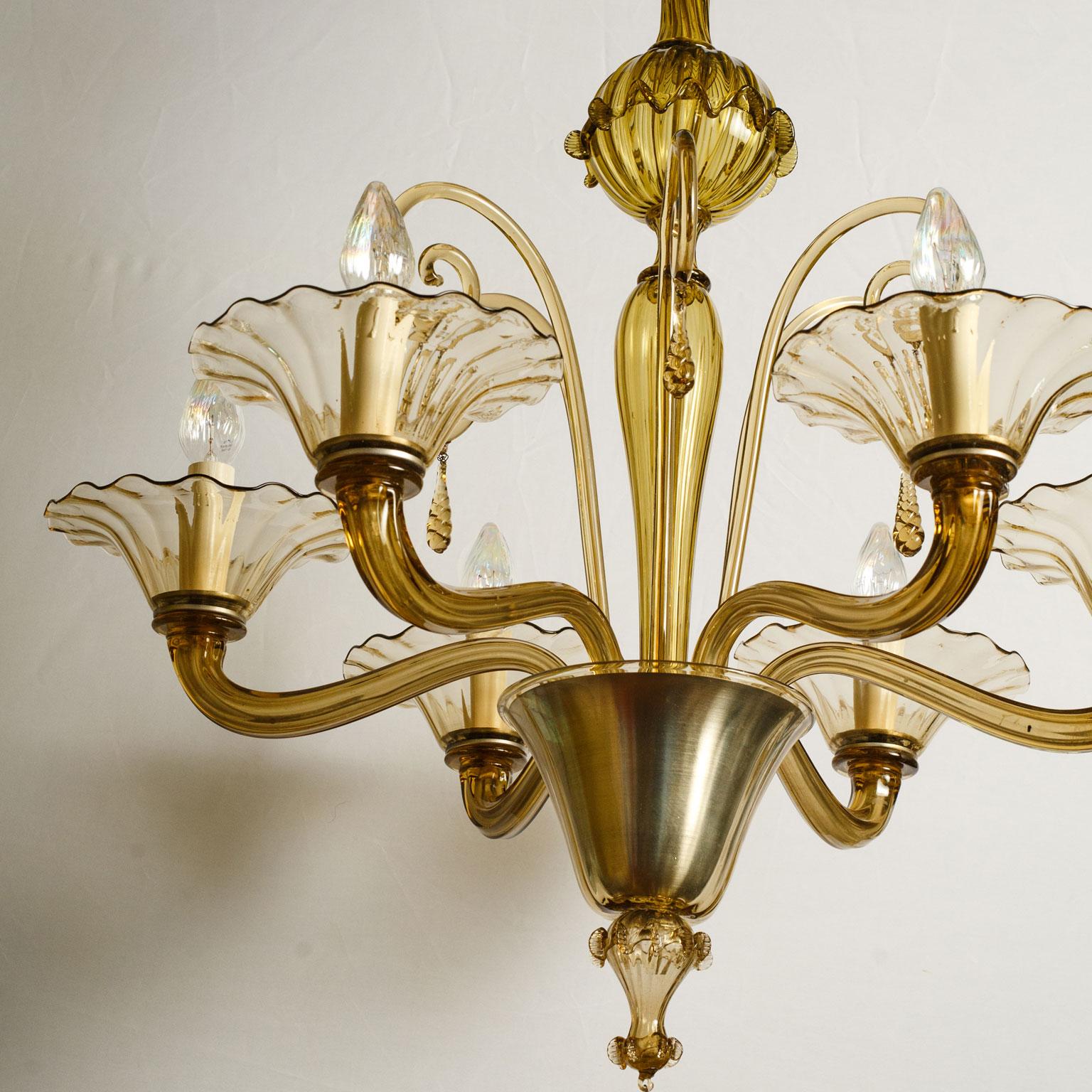 Large Hand-Blown Glass Italian Venetian Chandelier in Classic Murano Style In Good Condition In Houston, TX