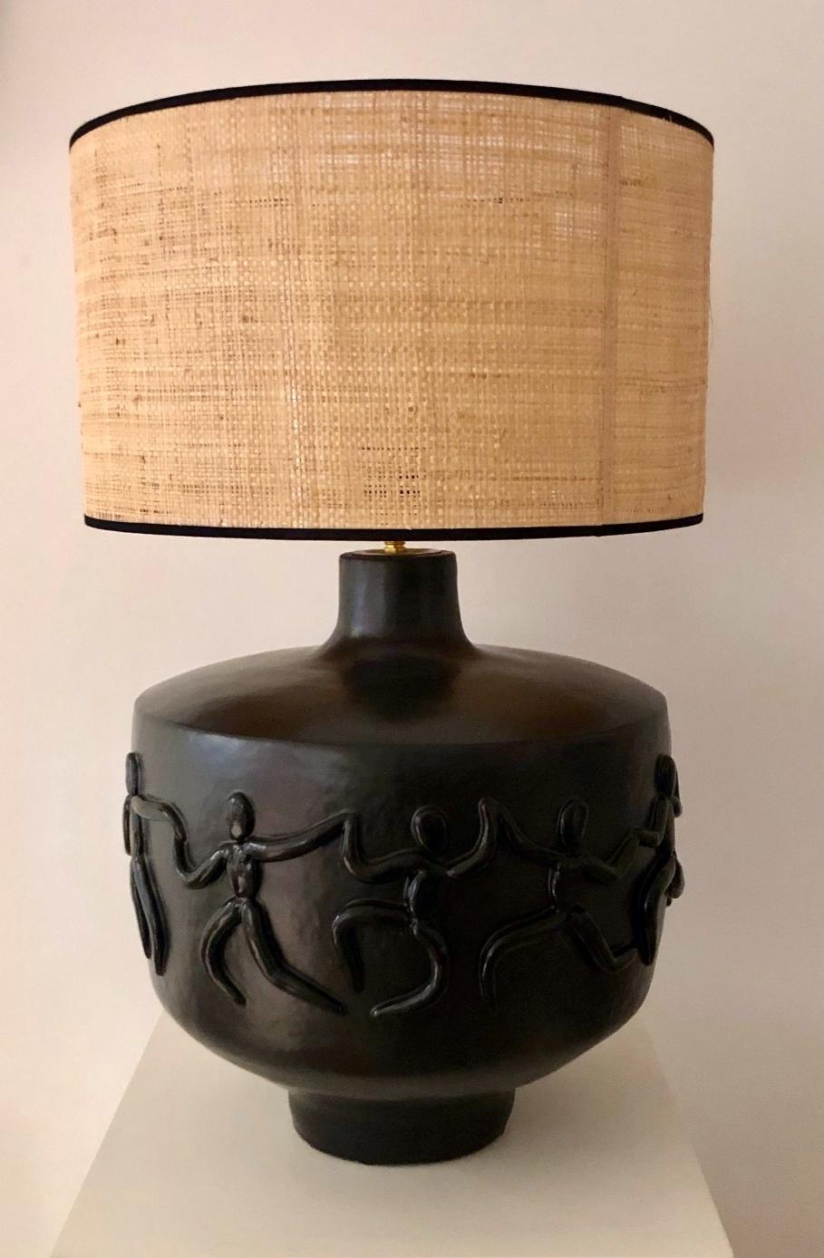 Français Grande base de lampe en céramique noire, unique en son genre, signée par Dalo en vente