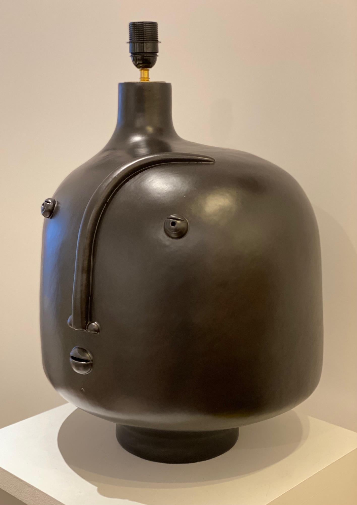 Grande base de lampe unique en son genre en céramique noire signée par Dalo Excellent état - En vente à Paris, FR